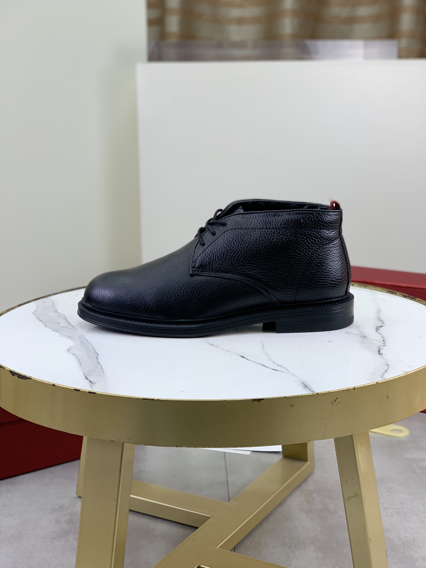 NO:605170,Top version Maoli Original order (goods from Dongguan) BALLY Bally's new high-top boots Original purchased and developed Made by Bally men's classic series Technological breathable fabrics with cowhide Casual sports shoes Casual sports dad shoes combine high-tech breathable materials with cowhide, B's exclusive red and white webbing decoration on the sides The outsole is full of P italic design and bright colors show vitality, continuing the brand design inspiration. Walking lightly in the city, feeling unrestrained and comfortable. Beautiful packaging at the delivery counter  Original fabric, customized high-end selected calfskin, luxurious original warm fur lining, genuine leather outsole, bottom thickness 3.5CM, size men's 39-44 (38 45 can be customized), 3 colors available, bally, boots, sneakers, cowhide, Leather soles19860909顶级版本 毛里 原单（东莞货） BALLY 巴利新款高帮靴子 原版购入开发 做货 巴利家男士经典系列 科技透气面料搭配牛皮 休闲运动鞋 休闲之履运动老爹鞋结合高科技透气材质与牛皮,侧面B家专属红白织带装饰 大底满满P斜体设计和鲜艳色彩展现活力,延续品牌设计灵感.轻盈漫步都市,感受无拘舒适. 配送专柜精美包装 面料原版定制高端精选小牛皮 内里奢华原版保暖毛里 大底真皮大底 底厚3.5CM Size 男款39-44（38 45可以定做） 3款款颜色可选,,bally,boots,sneakers,cowhide,Leather soles,Men's shoes