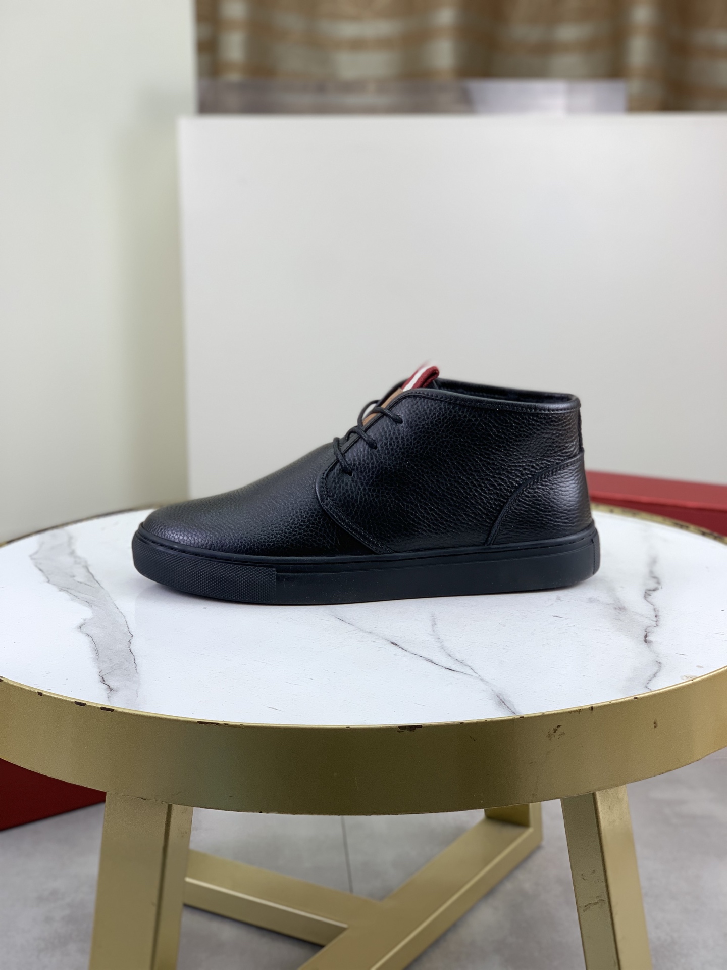 NO:605167,Top version Maoli Original order (goods from Dongguan) BALLY Bally's new high-top boots Original purchased and developed Made by Bally men's classic series Technological breathable fabrics with cowhide Casual sports shoes Casual sports dad shoes combine high-tech breathable materials with cowhide, B's exclusive red and white webbing decoration on the sides The outsole is full of P italic design and bright colors show vitality, continuing the brand design inspiration. Walking lightly in the city, feeling unrestrained and comfortable. Beautiful packaging at the delivery counter  The fabric is original and customized, high-end selected calfskin. The lining is luxurious and original warm fur lining. The outsole is made of PU+TPU material. The bottom thickness is 3.5CM. Size Men's 39-44 (38 45 can be customized). 3 colors available, bally, boots, sneakers, cowhide19860909顶级版本 毛里 原单（东莞货） BALLY 巴利新款高帮靴子 原版购入开发 做货 巴利家男士经典系列 科技透气面料搭配牛皮 休闲运动鞋 休闲之履运动老爹鞋结合高科技透气材质与牛皮,侧面B家专属红白织带装饰 大底满满P斜体设计和鲜艳色彩展现活力,延续品牌设计灵感.轻盈漫步都市,感受无拘舒适. 配送专柜精美包装 面料原版定制高端精选小牛皮 内里奢华原版保暖毛里 大底开模抽空PU+TPU材质 底厚3.5CM Size 男款39-44（38 45可以定做） 3款款颜色可选,,bally,boots,sneakers,cowhide,Men's shoes