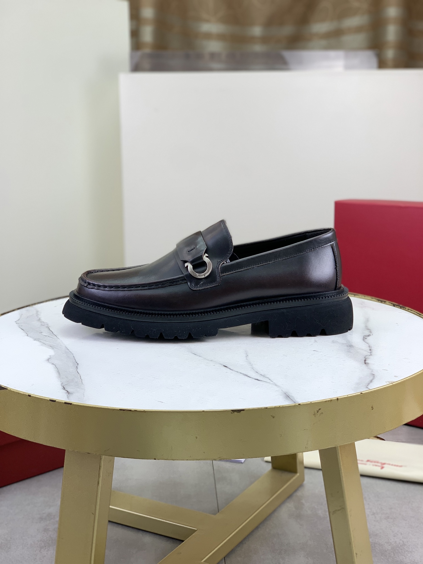 NO:605172,Top quality [Salvatore Ferragamo] Ferragamo business leather shoes, 1:1 top purchasing quality, imported selected original calfskin for the uppers, imported original water-dyed cowhide for the inner feet, imported original customized Italian handmade lightweight foam outsole, code number 39-45 (38 46 can be customized),, louis vuitton, ferragamo, ferragamo, cowhide19860909顶级品质【Salvatore Ferragamo】菲拉格慕商务皮鞋,1:1顶级代购品质,鞋面进口精选原版小牛皮,内里垫脚均用进口原版水染牛皮,进口原版订制意大利手工轻便发泡大底,码数39-45（38 46可以定做）,,louis vuitton,ferragamo,ferragamo,cowhide,Men's shoes