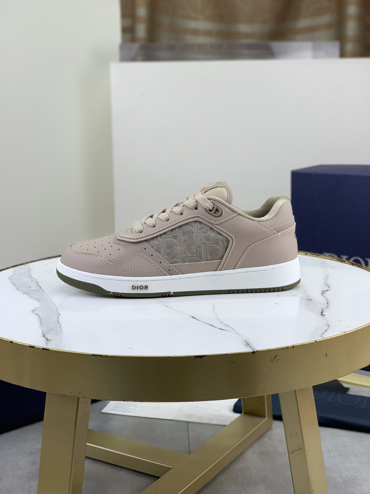 NO:621324,Top quality Dior sports shoes for couples. Top high-end version. Purchasing quality. Original development. Dior spring and summer new B27 sports shoes for couples are new products in the series. (Dior) B27 sports shoes. Original purchase. New presbyopia sports shoes in early spring. A favorite among major celebrities and Internet celebrities. The on-foot effect is very nice. B27 sports shoes made by Italian craftsmen have distinct layers and a unique three-dimensional effect to show modern and elegant style, comparable to Dior x.  AJ1, classic presbyopic embroidery elements are currently out of stock online. Original 1:1 last set at the counter. Perfect shoe shape. Dior's classic style. Carefully crafted from black smooth cow leather, decorated with beige and black Oblique printed panels on the sides. The shoelace eyelets in the shape of 'CD Icon' are clever and exquisite. The two-color rubber sole, rear shoe opening and heel are all equipped with brand signature details to enhance the style. The ankle is matched with Oblique  Printed laces, adjustable fit, complement the overall design. Fashionable and versatile, can add luster to various looks. Imported silk cowhide spliced with D embroidery printing; multi-color selection TPU outsole Size: women's 35-40 men's 38-46 (men's sizes 38, 45, 46 are custom-made, non-refundable and non-exchangeable), dior, dior, sneakers, cowhide19860909顶级品质迪奥情侣款运动板鞋 顶级高端版本 代购品质 原版开发 迪奥春夏新款B27 情侣款运动鞋是该系列新品,（Dior）B27运动鞋,原版购入 早春新款老花运动板鞋 各大明星网红追捧的一款 上脚效果非常nice 由意大利工匠打造的B27运动板鞋 层次分明以别一格的立体效果展现摩登优雅格调,媲美Dior x AJ1,经典老花刺绣元素 目前全网断货 专柜原版1:1套楦 完美鞋型. Dior的经典款式.采用黑色光滑牛皮革精心制作,侧面饰以米色和黑色 Oblique 印花镶片.“CD Icon”造型的鞋带孔眼巧妙精致,双色橡胶鞋底、后侧鞋口和鞋跟处均带有品牌标志性细节,提升格调.脚踝处搭配 Oblique 印花系带,可调节贴合度,与整体设计相得益彰.时尚百搭,可为各式造型增光添彩.  进口丝绸牛皮拼接D刺绣印花；多色选 TPU大底 码数:女款35-40 男款38-46（男38、45、46码订做,不退不换）,,dior,dior,sneakers,cowhide,Men's shoes