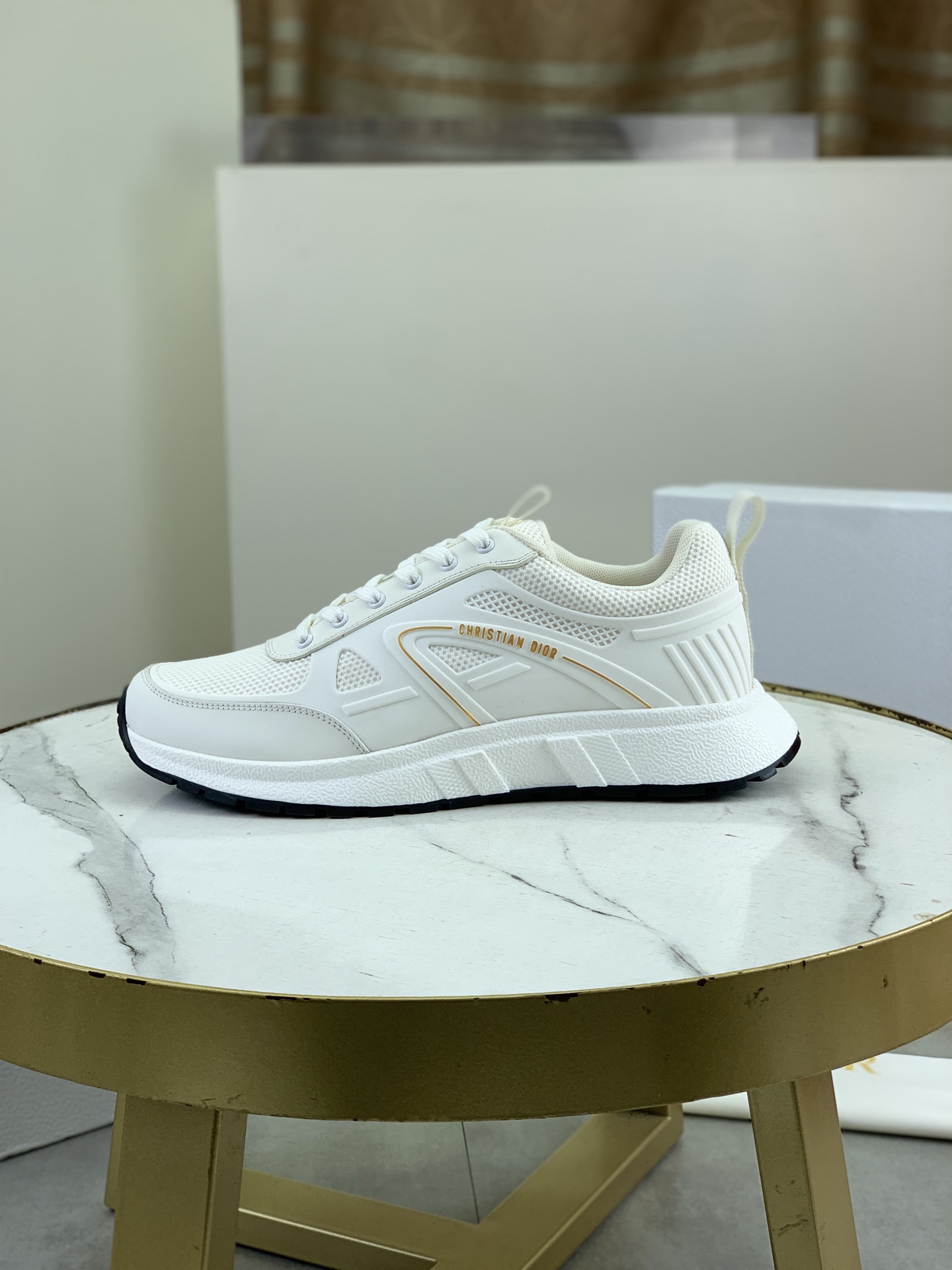 NO:621330,Top quality Dior sports shoes for couples. Top high-end version. Purchasing quality. Original development. Dior spring and summer new sports shoes. Couples sports shoes are new products in the series. (Dior) sports shoes. Original purchase. New presbyopia sports shoes in early spring. A favorite among major celebrities and Internet celebrities. The on-foot effect is very nice. B27 sports shoes made by Italian craftsmen. The layers are distinct and show a modern and elegant style with a unique three-dimensional effect, comparable to Dior x AJ1. Classic presbyopia embroidery elements.  Currently out of stock on the entire website. The original 1:1 last set at the counter is the perfect shoe shape. Dior's classic style. It is carefully made of black smooth cow leather and is decorated with beige and black Oblique printed panels on the sides. The shoelace eyelets in the shape of 'CD Icon' are clever and exquisite, and the two-color rubber sole, rear shoe collar and heel are all equipped with the brand's iconic details to enhance the style. The ankle is matched with Oblique  Printed laces, adjustable fit, complement the overall design. Fashionable and versatile, can add luster to various looks. Imported silk cowhide stitching with D embroidery printing; multi-color selection TPU outsole Size: 35-40 for women, 38-45 for men, dior, dior, sneakers, cowhide19860909顶级品质迪奥情侣款运动板鞋 顶级高端版本 代购品质 原版开发 迪奥春夏新款 情侣款运动鞋是该系列新品,（Dior）运动鞋,原版购入 早春新款老花运动板鞋 各大明星网红追捧的一款 上脚效果非常nice 由意大利工匠打造的B27运动板鞋 层次分明以别一格的立体效果展现摩登优雅格调,媲美Dior x AJ1,经典老花刺绣元素 目前全网断货 专柜原版1:1套楦 完美鞋型. Dior的经典款式.采用黑色光滑牛皮革精心制作,侧面饰以米色和黑色 Oblique 印花镶片.“CD Icon”造型的鞋带孔眼巧妙精致,双色橡胶鞋底、后侧鞋口和鞋跟处均带有品牌标志性细节,提升格调.脚踝处搭配 Oblique 印花系带,可调节贴合度,与整体设计相得益彰.时尚百搭,可为各式造型增光添彩.  进口丝绸牛皮拼接D刺绣印花；多色选 TPU大底 码数:女款35-40 男款38-45,,dior,dior,sneakers,cowhide,Men's shoes