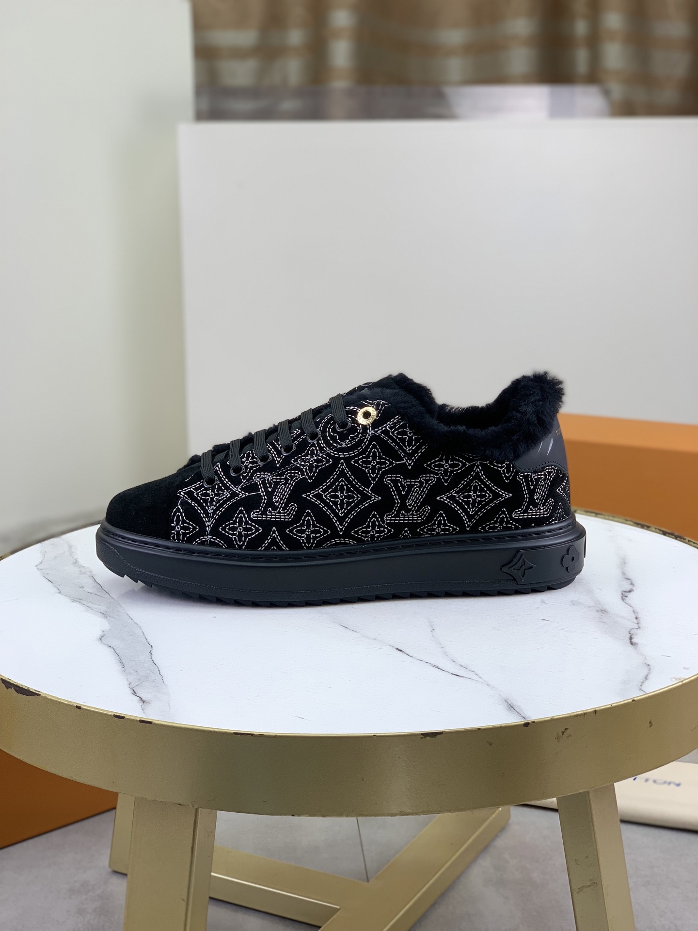 NO:664351,In the wool, the top version [LOUIS VUITTON] couple's craft model counter series (original order) new LV Louis Vuitton - top version LV classic high-top trendy shoes!  Made of imported original craft calfskin, original warm wool lining, and original wear-resistant, lightweight, high-end TPU outsole!  High quality products!  3 colors available, sizes 35-39 for women and 39-44 for men (40 for women and 45 and 46 for men, customized), louis vuitton, louis vuitton, louis vuitton, cowhide19860909羊毛里 顶级版本【LOUIS VUITTON）情侣工艺款 专柜系列（原单）新款LV路易威登 ——顶级版本 LV经典高帮潮鞋！选用进口原版工艺小牛皮 原版保暖羊毛内里.原版耐磨轻便高端TPU大底！高品质精品！3款颜色可选,码数女35-39 男39-44（女40 男45 46定做）,,louis vuitton,louis vuitton,louis vuitton,cowhide,Men's shoes