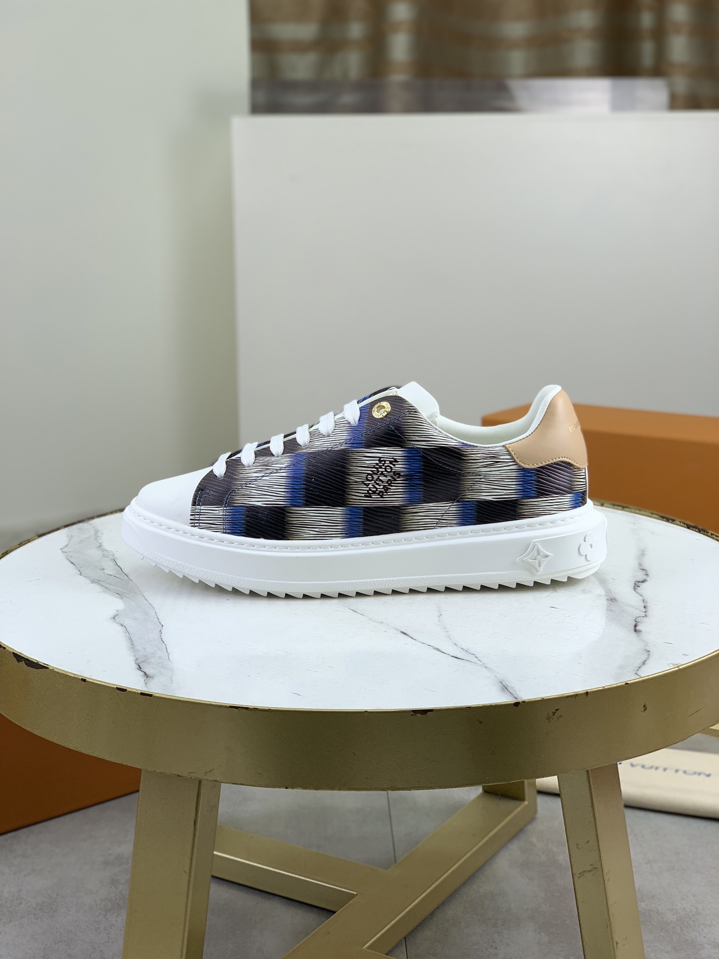 NO:664345,Top version [LOUIS VUITTON] Couple craft model counter series (original order) new LV Louis Vuitton - top version LV classic high-top trendy shoes!  Made of imported original craft calfskin, original breathable lining, and original wear-resistant, lightweight, high-end TPU outsole!  High quality products!  3 colors available, sizes 35-39 for women and 39-44 for men (40 for women and 45 and 46 for men, customized), louis vuitton, louis vuitton, louis vuitton, cowhide19860909顶级版本【LOUIS VUITTON）情侣工艺款 专柜系列（原单）新款LV路易威登 ——顶级版本 LV经典高帮潮鞋！选用进口原版工艺小牛皮 原版透气内里.原版耐磨轻便高端TPU大底！高品质精品！3款颜色可选,码数女35-39 男39-44（女40 男45 46定做）,,louis vuitton,louis vuitton,louis vuitton,cowhide,Men's shoes