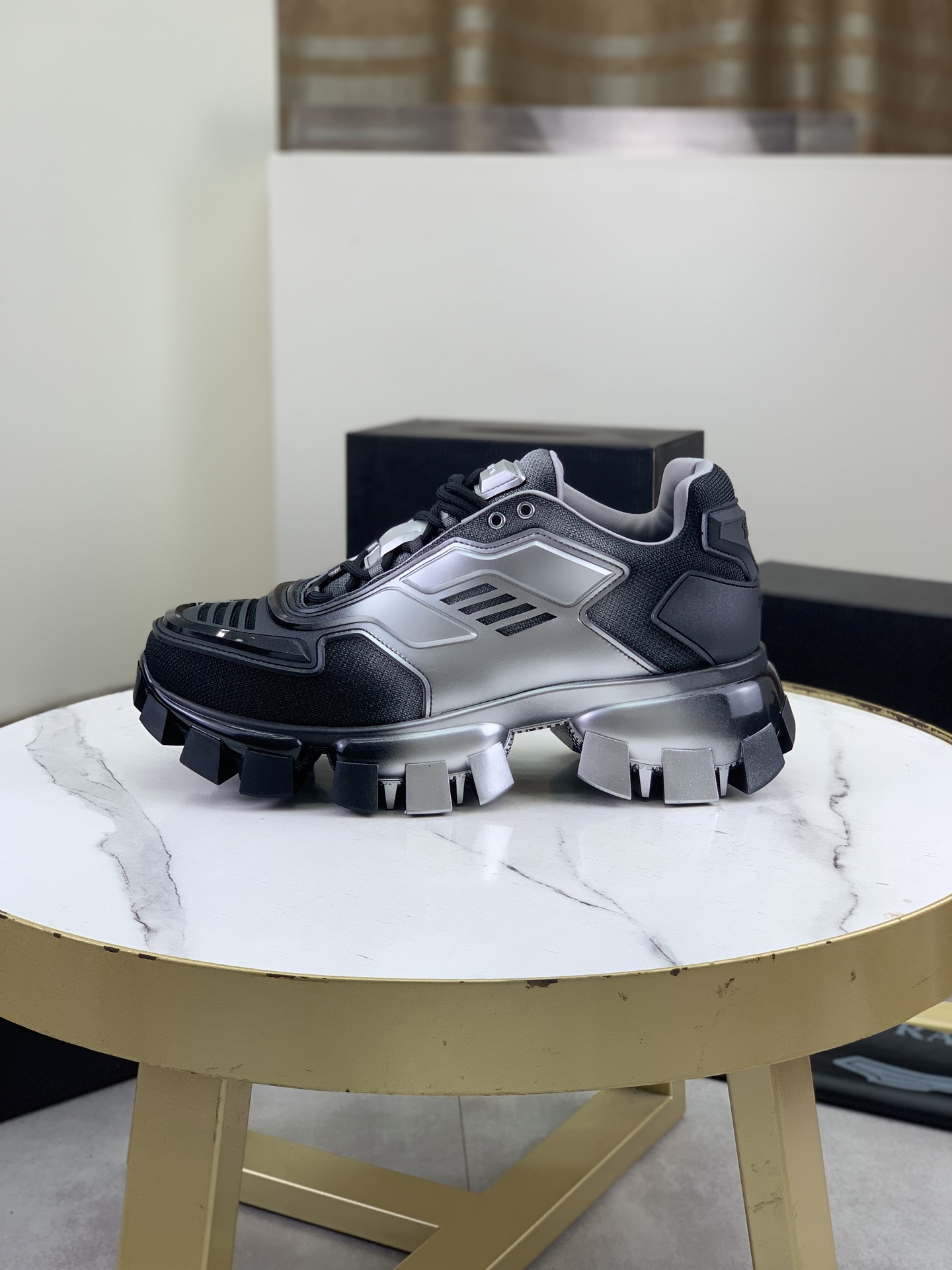 NO:664319,Top version (5D printing process model) PRADA Dark Punk Martin Rock Tank Mecha Hardcore Fighting Shoes A century-old brand, the unique hardcore design has entered the public eye. The tank element is used as the sole design, subverting conventions, breaking the monotony, brightening the overall shape, attracting attention, and achieving a meaningless appearance.  The hard-core styling and metal accessories full of design unleash the unruly punk spirit and interpret a unique iconic style. It shows the leadership level of its pioneer originator in the field of thick-soled shoes and is the darling of major fashion weeks. The ultra-light foam outsole solves the disadvantages of bulkiness, and the knowledgeable ones can close their eyes. Fabric: Original splicing design and production. Lining: Original lining cowhide insole.  The original foam combination outsole is 8cm high and super light. Sizes for women are 35-39 (40 is custom-made and non-refundable), men are 39-45 (46 and 47 are custom-made and are non-refundable). Full counter packaging, prada, prada, cowhide19860909顶级版本（5D打印工艺款）PRADA 普拉达 暗黑 朋克 马丁 摇滚 坦克 机甲硬核狂战鞋 百年品牌,独具一格的硬核设计进入大众视野,以坦克元素作为鞋底设计,颠覆成规,打破单调沉闷,点亮整体造型,瞩目吸睛,成就无谓之姿. 充满设计感的硬核造型与金属配件的加特下,开启桀骜不驯的朋克精神,演绎独树一帜的标志性风格,在厚底鞋领域展现了其先锋鼻祖的领袖水准,是各大时装周的涅盘宠儿. 超轻发泡大底解决了笨重的弊端,懂货的闭眼入. 面料 原版拼接设计制作 内里 原版内里牛皮鞋垫. 原版发泡组合大底8公分跟高超级轻. 码数女35-39（40定做不退换） 男39-45（46 47定做不退换） 专柜全套包装,,prada,prada,cowhide,Men's shoes