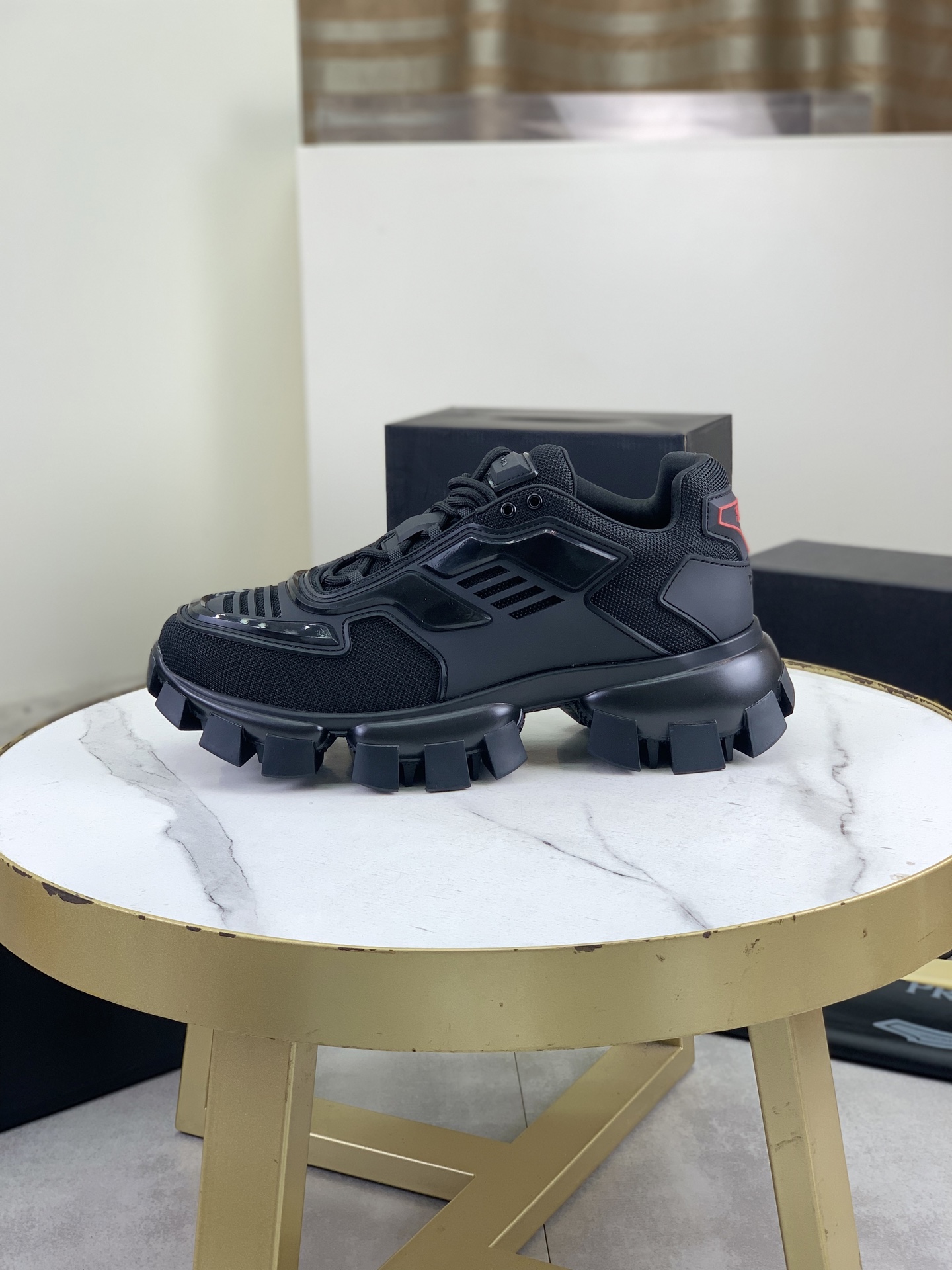 NO:664310,Top version PRADA Dark Punk Martin Rock Tank Mecha Hardcore Fighting Shoes A century-old brand, the unique hardcore design has entered the public eye. The tank element is used as the sole design, subverting conventions, breaking the monotony, brightening the overall shape, eye-catching, and achieving a meaningless appearance.  The hard-core styling and metal accessories full of design unleash the unruly punk spirit and interpret a unique iconic style. It shows the leadership level of its pioneer originator in the field of thick-soled shoes and is the darling of major fashion weeks. The ultra-light foam outsole solves the disadvantages of bulkiness, and the knowledgeable ones can close their eyes. Fabric: Original splicing design and production. Lining: Original lining cowhide insole.  The original foam combination outsole is 8cm high and super light. Sizes for women are 35-39 (40 is custom-made and non-refundable), men are 39-45 (46 and 47 are custom-made and are non-refundable). Full counter packaging, prada, prada, cowhide19860909顶级版本 PRADA 普拉达 暗黑 朋克 马丁 摇滚 坦克 机甲硬核狂战鞋 百年品牌,独具一格的硬核设计进入大众视野,以坦克元素作为鞋底设计,颠覆成规,打破单调沉闷,点亮整体造型,瞩目吸睛,成就无谓之姿. 充满设计感的硬核造型与金属配件的加特下,开启桀骜不驯的朋克精神,演绎独树一帜的标志性风格,在厚底鞋领域展现了其先锋鼻祖的领袖水准,是各大时装周的涅盘宠儿. 超轻发泡大底解决了笨重的弊端,懂货的闭眼入. 面料 原版拼接设计制作 内里 原版内里牛皮鞋垫. 原版发泡组合大底8公分跟高超级轻. 码数女35-39（40定做不退换） 男39-45（46 47定做不退换） 专柜全套包装,,prada,prada,cowhide,Men's shoes