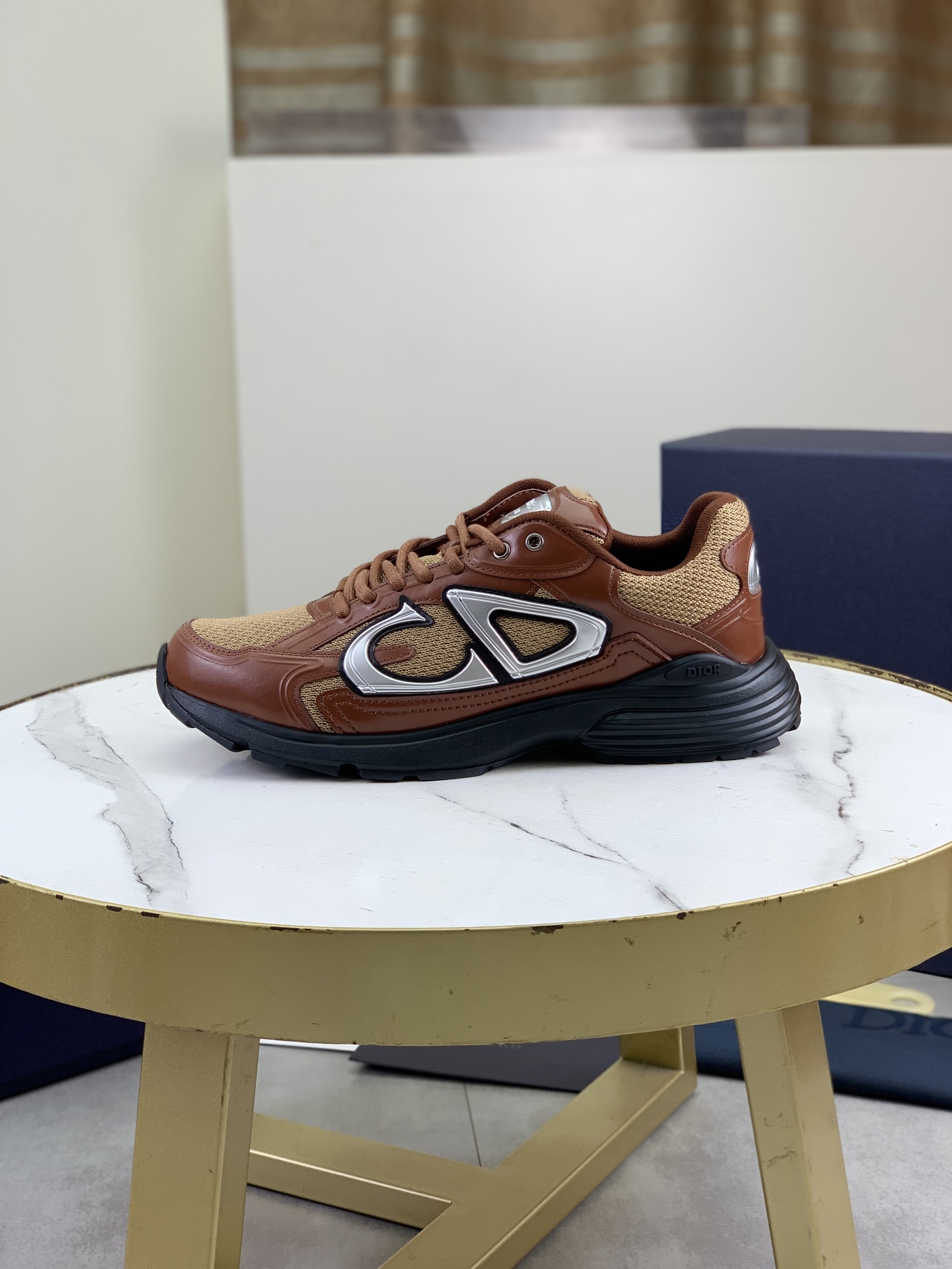 NO:664344,Top quality DIOR Dior men's B30 upgraded version low-top sneakers joint series  Newly launched this season, the B30 low-top sneakers are one of the flagship styles of the series. They are carefully crafted with cowhide uppers spliced with mesh fabric and white technical fabrics, and are decorated with reflective CD30 graphic logos. The heels and tongues are marked with B30 and CD30 logos. The extra-light sculpted rubber soles are paired with iconic embellishments to enhance the style. Internal stretch details create an ideal and comfortable wearing experience that can be matched with all kinds of casual looks. Demonstrating a fashionable and modern sports style.  Size:39-46 (note 46 customized),,dior,dior,sneakers,cowhide19860909顶级品质 DIOR迪奥男款 B30升级版 低帮运动鞋联名系列 本季全新推出的这款B30低帮运动鞋是该系列的旗舰款式之一.采用牛皮鞋面拼接网眼织物和白色科技面料精心制作,饰以反光CD30图形标志.鞋跟和鞋舌以B30和CD30标志,格外轻盈的雕刻效果橡胶鞋底搭配标志性的点缀提升格调,内部弹力细节塑造理想的舒适穿着体验,可与各式休闲造型搭配.彰显时尚现代的运动风范 Size:39-46（注46定做）,,dior,dior,sneakers,cowhide,Men's shoes