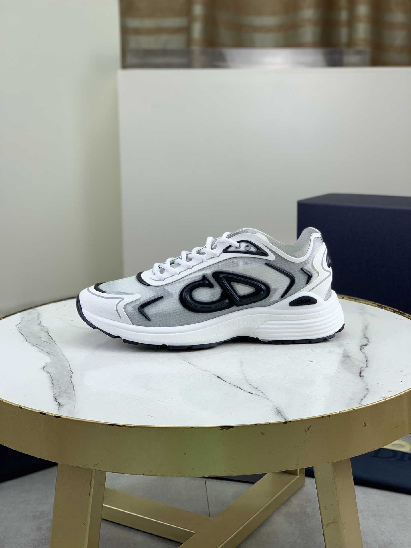 NO:664350,The latest top quality DIOR Dior men's model B30 upgraded version low-top sneakers joint series  Newly launched this season, the B30 low-top sneakers are one of the flagship styles of the series. They are carefully crafted with cowhide uppers spliced with mesh fabric and white technical fabrics, and are decorated with reflective CD30 graphic logos. The heels and tongues are marked with B30 and CD30 logos. The extra-light sculpted rubber soles are paired with iconic embellishments to enhance the style. Internal stretch details create an ideal and comfortable wearing experience that can be matched with all kinds of casual looks. Demonstrating a fashionable and modern sports style.  Size:35-46 (note 46 customized),,dior,dior,sneakers,cowhide19860909最新款 顶级品质 DIOR迪奥男款 B30升级版 低帮运动鞋联名系列 本季全新推出的这款B30低帮运动鞋是该系列的旗舰款式之一.采用牛皮鞋面拼接网眼织物和白色科技面料精心制作,饰以反光CD30图形标志.鞋跟和鞋舌以B30和CD30标志,格外轻盈的雕刻效果橡胶鞋底搭配标志性的点缀提升格调,内部弹力细节塑造理想的舒适穿着体验,可与各式休闲造型搭配.彰显时尚现代的运动风范 Size:35-46（注46定做）,,dior,dior,sneakers,cowhide,Men's shoes