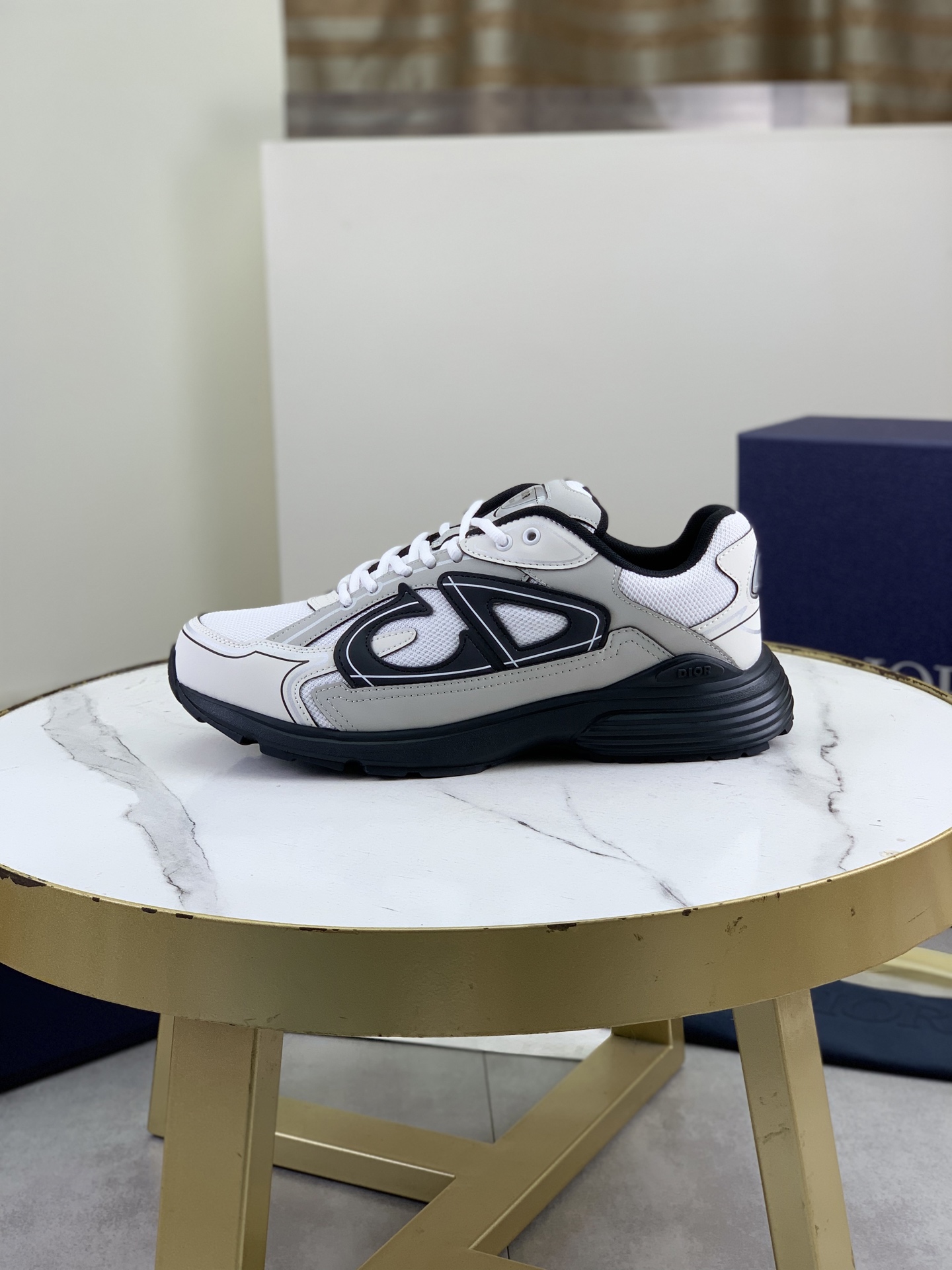 NO:664339,Top quality DIOR Dior men's B30 upgraded version low-top sneakers joint series  Newly launched this season, the B30 low-top sneakers are one of the flagship styles of the series. They are carefully crafted with cowhide uppers spliced with mesh fabric and white technical fabrics, and are decorated with reflective CD30 graphic logos. The heels and tongues are marked with B30 and CD30 logos. The extra-light sculpted rubber soles are paired with iconic embellishments to enhance the style. Internal stretch details create an ideal and comfortable wearing experience that can be matched with all kinds of casual looks. Demonstrating a fashionable and modern sports style.  Size:35-46 (note 46 customized),,dior,dior,sneakers,cowhide19860909顶级品质 DIOR迪奥男款 B30升级版 低帮运动鞋联名系列 本季全新推出的这款B30低帮运动鞋是该系列的旗舰款式之一.采用牛皮鞋面拼接网眼织物和白色科技面料精心制作,饰以反光CD30图形标志.鞋跟和鞋舌以B30和CD30标志,格外轻盈的雕刻效果橡胶鞋底搭配标志性的点缀提升格调,内部弹力细节塑造理想的舒适穿着体验,可与各式休闲造型搭配.彰显时尚现代的运动风范 Size:35-46（注46定做）,,dior,dior,sneakers,cowhide,Men's shoes