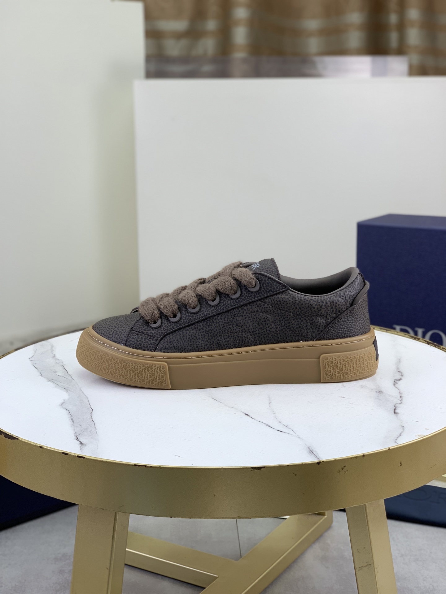 NO:664329,Top version of DIOR Dior B33 sneakers for couples. White smooth cowhide and Oblique print upper. New for 2026. A new interpretation of the classic tennis shoe. The stylish silhouette highlights the heavy texture. Crafted from white smooth cowhide, decorated with Oblique print, it is unique with a padded tongue decorated with the Dior logo, wide white mohair laces and tonal brass eyelets with a matte finish. Creamy white Oblique  Printed rubber soles, with a contrasting Dior 30 Avenue Montaigne logo on the back to enhance style and add fashion to casual looks. Full set of packaging, size 35-45 (46 customized, non-returnable),, dior, dior, sneakers, cowhide19860909顶级版本 DIOR迪奥 B33情侣款运动鞋 白色光滑牛皮和 Oblique 印花鞋面 2026新款,全新演绎经典的网球鞋,时尚廓形突显厚重质感.采用白色光滑牛皮革精心制作,饰以 Oblique 印花,搭配饰以 Dior 标志的加垫鞋舌、白色马海毛宽鞋带和哑光饰面同色调黄铜孔眼,别具一格.奶油白色 Oblique 印花效果橡胶鞋底,后侧饰以对比鲜明的 Dior 30 Avenue Montaigne 标志提升格调,可为休闲造型增添时尚气质.全套包装 码数35-45（46定做不退换）,,dior,dior,sneakers,cowhide,Men's shoes