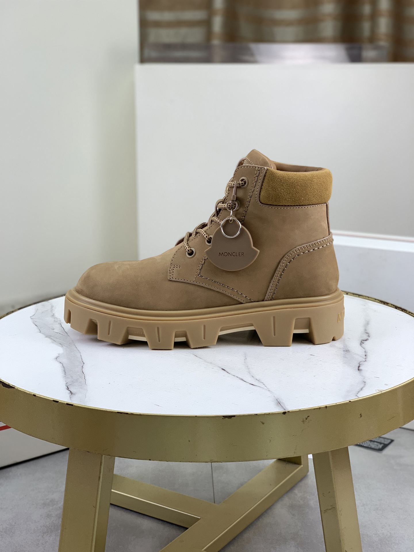 NO:664514,Moncler men's Martin boots are made of imported cowhide leather and neoprene. They are made of various materials. The outsole is made of TPU+rubber+high-elastic rubber foam. It has high elasticity and high wear resistance, improving comfort. Whether it is the upper or the color design, it is worth buying!  Size39-44 (38 45 customized),,Moncler,boots,cowhide19860909Moncler蒙口 男鞋马丁靴,进口牛皮面、氯丁橡胶 各种材质拼接打造,大底采用TPU+橡胶+高弹橡胶发泡组合成型,具有高弹性高耐磨性,提高舒适性,无论是鞋面还是颜色设计都值得入手！Size39-44（38 45定做）,,Moncler,boots,cowhide,Men's shoes