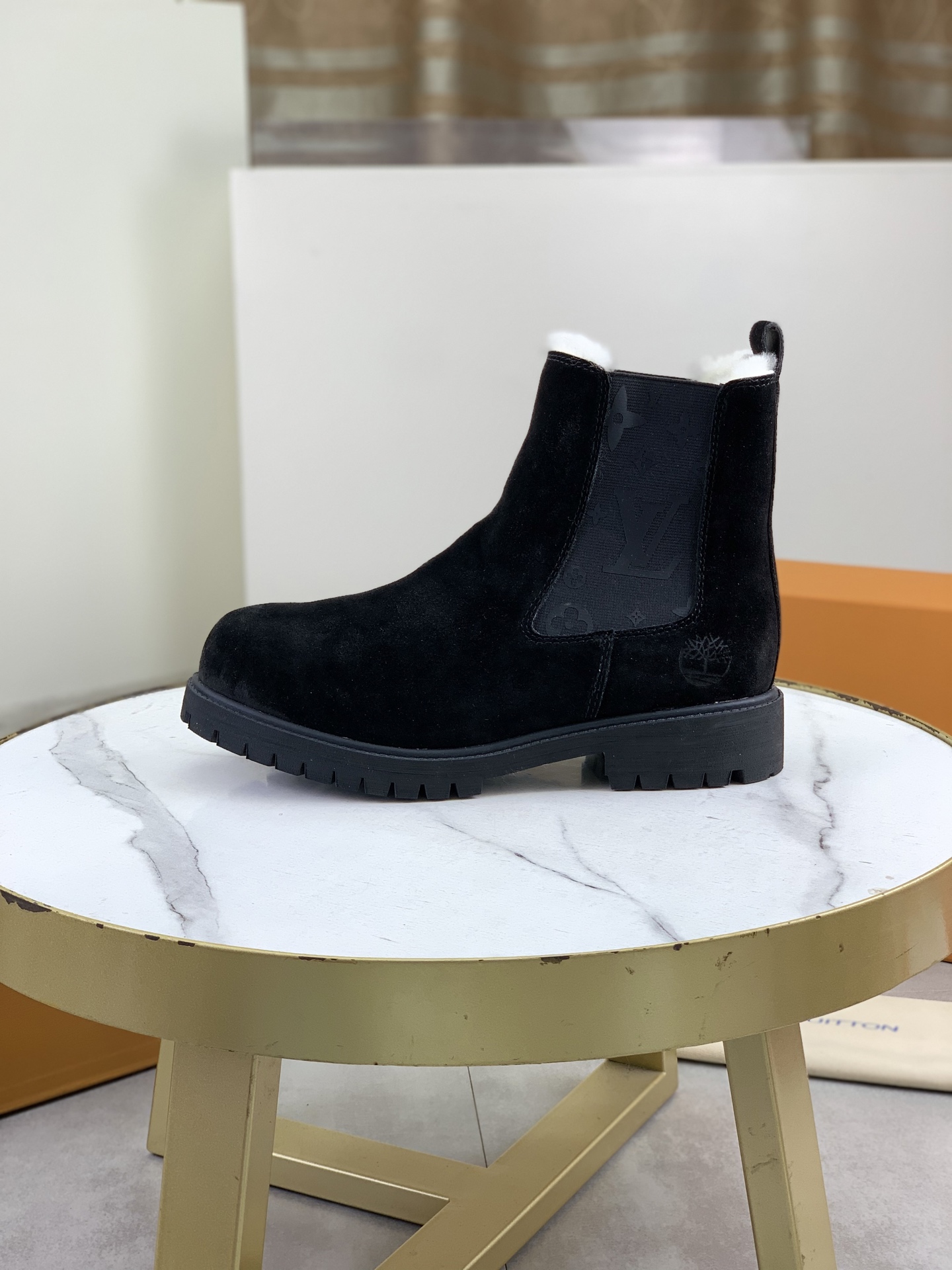 NO:680213,High version of new men's shoes. Purchasing quality LV~Louis Vuitton boots series!  by Virgin Abloh The most beautiful sneakers, Lv Brand strongly recommends new products, official website limited edition retro basketball sneakers!  Both the high-top and low-top models spent money to purchase 1:1 accurate replicas of the originals. The details are invincible and full of sincerity. The imported custom-made original frosted cowhide leather is the same as the original package. The details are 100% restored. The privately customized originals are combined into a non-slip, wear-resistant and lightweight foam outsole. It is different from other brands. Without the original version, this effect cannot be achieved!  L’s best-looking men’s shoes in the past, don’t miss it!  Calfskin lining, imported water-dyed cowhide lining/foot pads, lightweight foaming anti-slip outsole, men's size 39-44 (38, 45 customized, non-returnable),, louis vuitton, louis vuitton, louis vuitton, boots, sneakers, cowhide19860909高版本新款男鞋 代购品质LV～路易威登靴子系列！by Virgin Abloh最好看的运动鞋,驴牌力推新品,官网限定款复古篮球运动鞋！高帮低帮均花血本购入原版1:1精准复刻、细节很无敌、诚意满满、进口定制原版磨砂牛皮,原版一致套包做法,细节百分百还原、私模定制原版组合成防滑耐磨轻便发泡大底、区别于别家、没有原版是开不出这效果的！L历年来最好看的男鞋、千万不要错过！小牛皮内里进口水染牛皮里/垫脚大底轻便发泡防滑 Size男款39-44（38、45定做不退换）,,louis vuitton,louis vuitton,louis vuitton,boots,sneakers,cowhide,Men's shoes