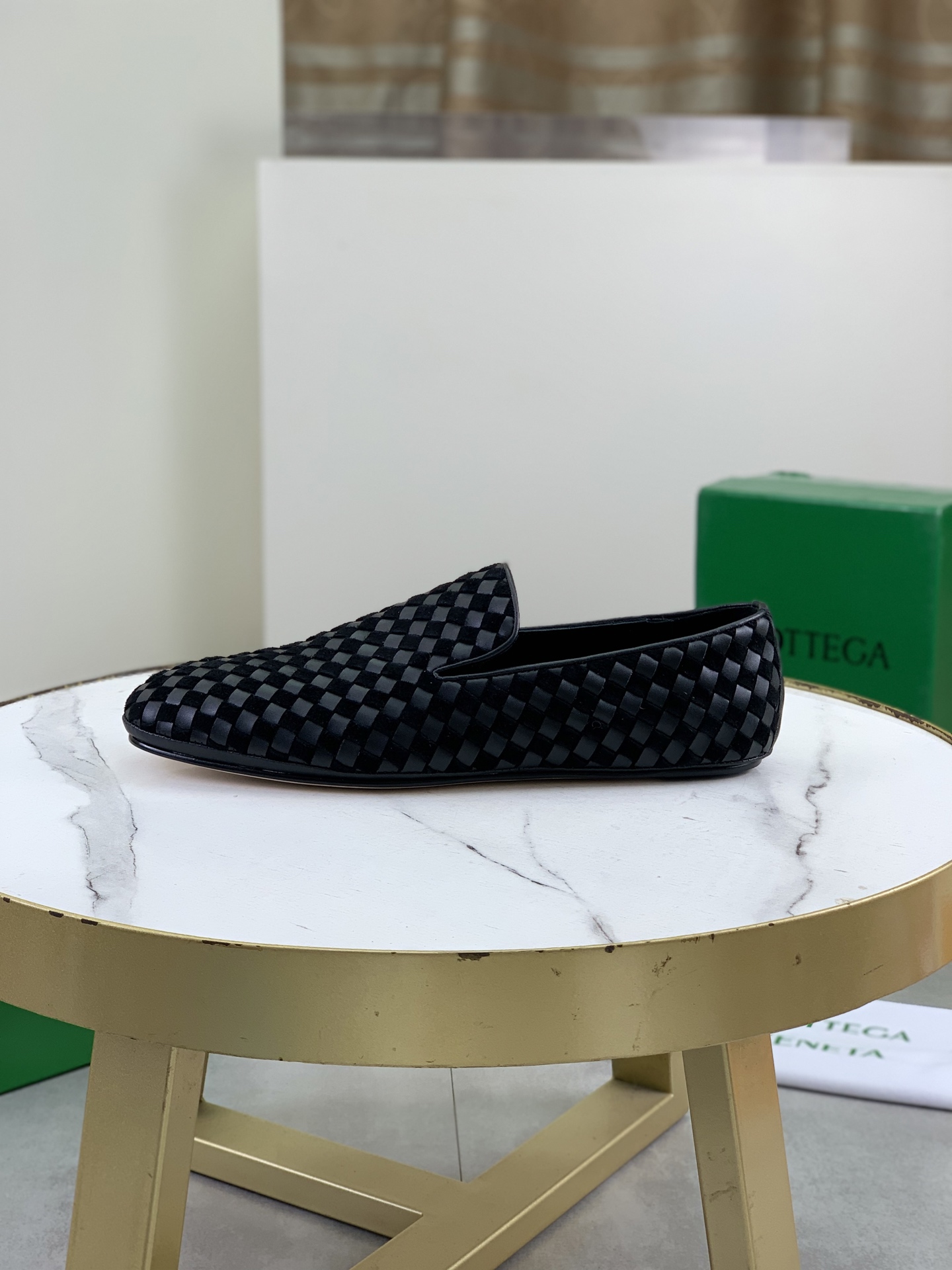 NO:690019,Top quality (genuine leather outsole series) BOTTEGA VENETA official website synchronizes the latest model, the highest version of BV business leather shoes in the market, accept material comparison, shoe type comparison, process comparison, practical and textured, versatile, suitable for any occasion, the more you look at it, the more flavor you get. Pure hand-woven crafts - Upper material, imported original hand-woven calfskin - High-quality water-dyed cowhide inside - Original private model custom-made handmade leather outsole -Size female 35-39 (34  40 customized) Male 39-44 (38 45 customized) Comes with original BV green box, full set of packaging.,,bottega veneta,bottega veneta,cowhide,Leather soles19860909顶级品质（真皮大底系列） BOTTEGA VENETA官网同步最新款 顶级版市场最高版本的BV商务皮鞋, 接受材质对比 鞋型对比 工艺对比 实用又有质感·百搭适用任何场合、越看越有味道.纯手工编织工艺 -鞋面材质,进口原版手工编织小牛皮 -内里优质水染牛皮 -原版私模定制手工真皮大底 -Size女35-39（34 40定做）男39-44（38 45定做） 配原版BV绿盒,全套包装.,,bottega veneta,bottega veneta,cowhide,Leather soles,Men's shoes