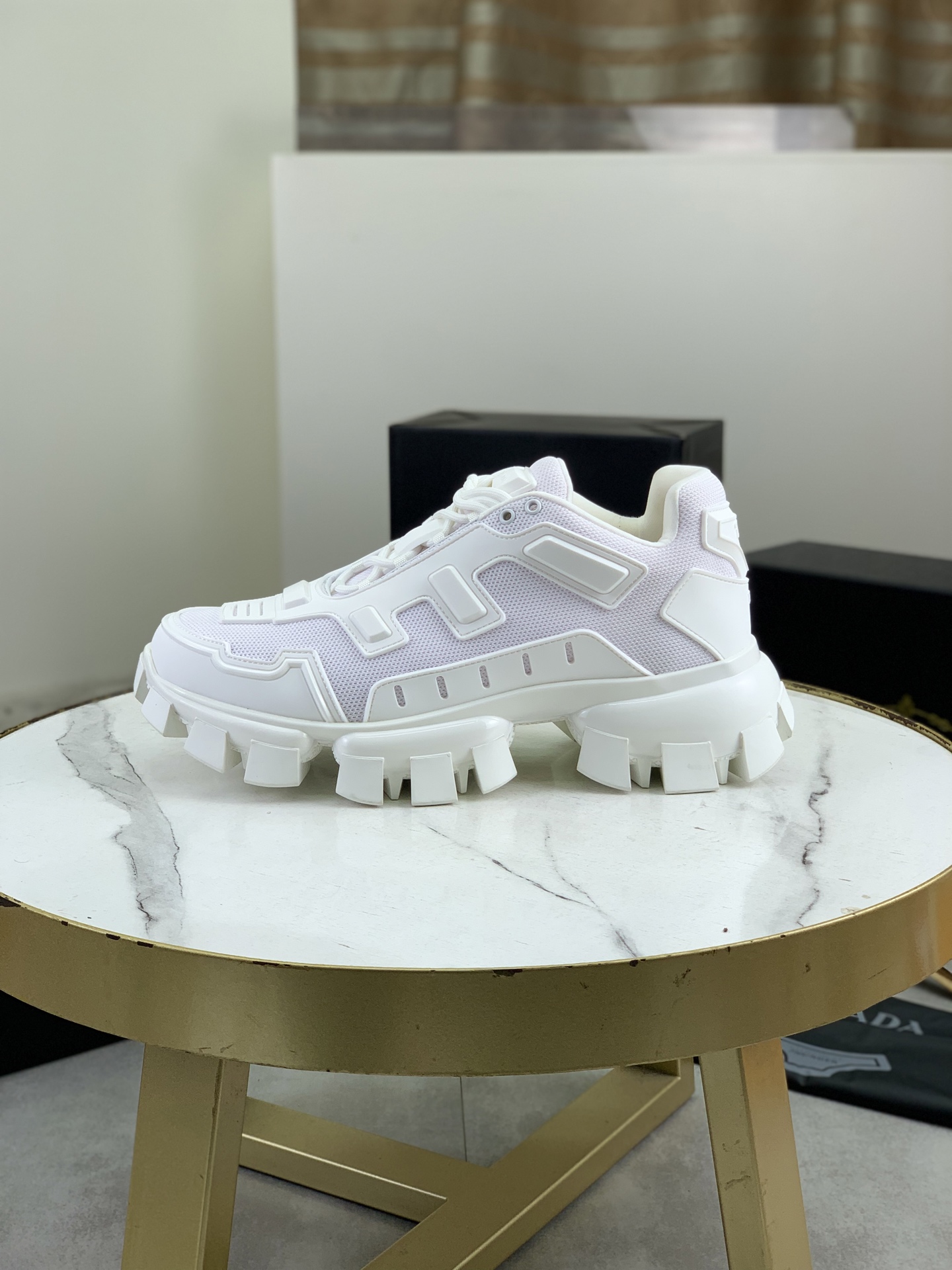 NO:690021,Top version PRADA Dark Punk Martin Rock Tank Mecha Hardcore Fighting Shoes A century-old brand, the unique hardcore design has entered the public eye. The tank element is used as the sole design, subverting conventions, breaking the monotony, brightening the overall shape, eye-catching, and achieving a meaningless appearance.  The hard-core styling and metal accessories full of design unleash the unruly punk spirit and interpret a unique iconic style. It shows the leadership level of its pioneer originator in the field of thick-soled shoes and is the darling of major fashion weeks. The ultra-light foam outsole solves the disadvantages of bulkiness, and the knowledgeable ones can close their eyes. Fabric: Original splicing design and production. Lining: Original lining cowhide insole.  The original foam combination outsole is 8cm high and super light. Sizes for women are 35-39 (40 is custom-made and non-refundable), men are 39-45 (46 and 47 are custom-made and are non-refundable). Full counter packaging, prada, prada, cowhide19860909顶级版本 PRADA 普拉达 暗黑 朋克 马丁 摇滚 坦克 机甲硬核狂战鞋 百年品牌,独具一格的硬核设计进入大众视野,以坦克元素作为鞋底设计,颠覆成规,打破单调沉闷,点亮整体造型,瞩目吸睛,成就无谓之姿. 充满设计感的硬核造型与金属配件的加特下,开启桀骜不驯的朋克精神,演绎独树一帜的标志性风格,在厚底鞋领域展现了其先锋鼻祖的领袖水准,是各大时装周的涅盘宠儿. 超轻发泡大底解决了笨重的弊端,懂货的闭眼入. 面料 原版拼接设计制作 内里 原版内里牛皮鞋垫. 原版发泡组合大底8公分跟高超级轻. 码数女35-39（40定做不退换） 男39-45（46 47定做不退换） 专柜全套包装,,prada,prada,cowhide,Men's shoes