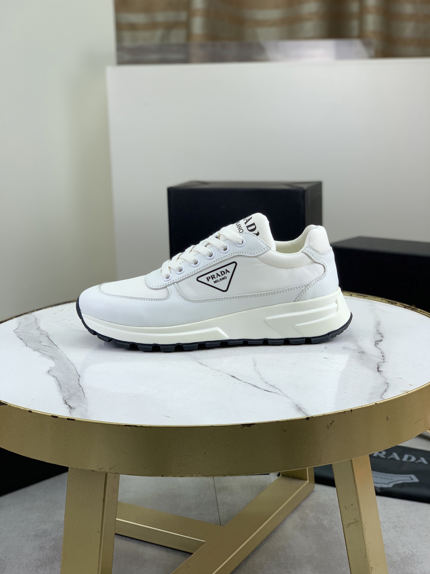 NO:690023,Original order PRADA Prada's new casual sports shoes. Original purchase and development. Prada men's classic series. Technical breathable fabrics with cowhide. Casual sports shoes. Casual sports dad shoes combine high-tech breathable materials with cowhide. P's exclusive button decoration on the side. The outsole is full of P italic design and bright colors to show vitality and continue the brand design inspiration. Walk lightly in the city and feel free and comfortable. Exquisite packaging at the delivery counter. Fabric original custom pebbled calfskin.  Lined with cowhide, lined with cowhide feet, outsole made of PU+TPU material, bottom thickness 3.5CM, men's size 39-45 (46 customized), multiple colors available, prada, prada, sneakers, cowhide19860909原单 PRADA 普拉达新款休闲运动鞋 原版购入开发 做货 普拉达家男士经典系列 科技透气面料搭配牛皮 休闲运动鞋 休闲之履运动老爹鞋结合高科技透气材质与牛皮,侧面P家专属纽扣装饰 大底满满P斜体设计和鲜艳色彩展现活力,延续品牌设计灵感.轻盈漫步都市,感受无拘舒适. 配送专柜精美包装 面料原版定制荔枝纹小牛皮 内里牛皮内里牛皮垫脚 大底开模抽空PU+TPU材质 底厚3.5CM Size 男款39-45(46定制)多款颜色可选,,prada,prada,sneakers,cowhide,Men's shoes