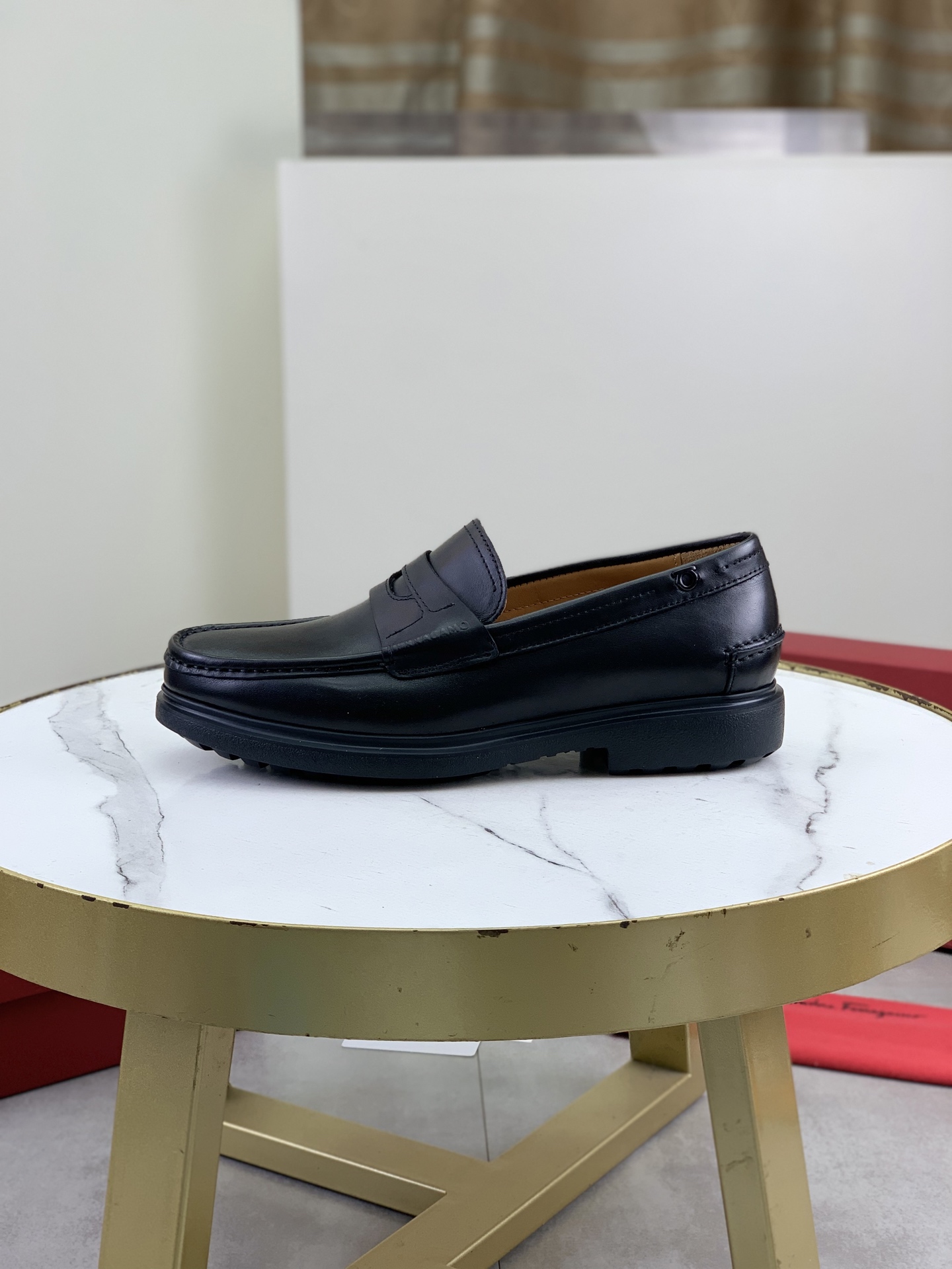 NO:704774,Top quality [Salvatore Ferragamo] Ferragamo business casual leather shoes, 1:1 top purchasing quality, the upper is imported from selected original calfskin, the inner foot pads are all imported from original water-dyed cowhide, the imported original customized high-end outsole, code number 39-45 (38 customized),, louis vuitton, ferragamo, ferragamo, cowhide19860909顶级品质【Salvatore Ferragamo】菲拉格慕商务休闲皮鞋,1:1顶级代购品质,鞋面进口精选原版小牛皮,内里垫脚均用进口原版水染牛皮,进口原版订制高端大底,码数39-45（38定做）,,louis vuitton,ferragamo,ferragamo,cowhide,Men's shoes