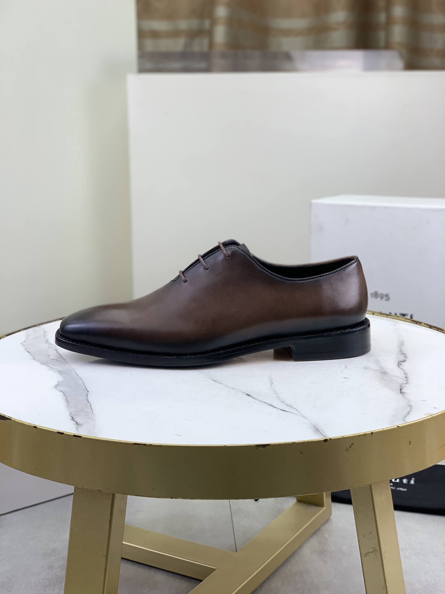 NO:704781,Berluti/Bruti (genuine leather outsole series) 2025 new leather shoes are coming. Imported cowhide material is made of pure hand-made repeated rubbing and color change. The inner foot pads are made of imported selected calfskin. Brand logo two-color. Genuine leather outsole. The distinctive stitching on the sole echoes the color of the heel. Fashionable and comfortable. Perfect interpretation of fashion. Sunshine and stylish. Suitable for various occasions. All original packaging. Good for personal use. Size39-45 (38  46 can be customized),,cowhide,Leather soles19860909Berluti/布鲁提（真皮大底系列）2025新款皮鞋来袭 进口牛皮材质纯手工重复擦色改色制成 内里垫脚进口精选小牛皮制作 品牌logo双色 真皮 大底 鞋底鲜明的嵌线与鞋跟颜色相呼应 时髦又舒适 完美诠释了时尚 阳光 有型 适合各种场合 全原包装 自留佳品. Size39-45（38 46可定做）,,cowhide,Leather soles,Men's shoes