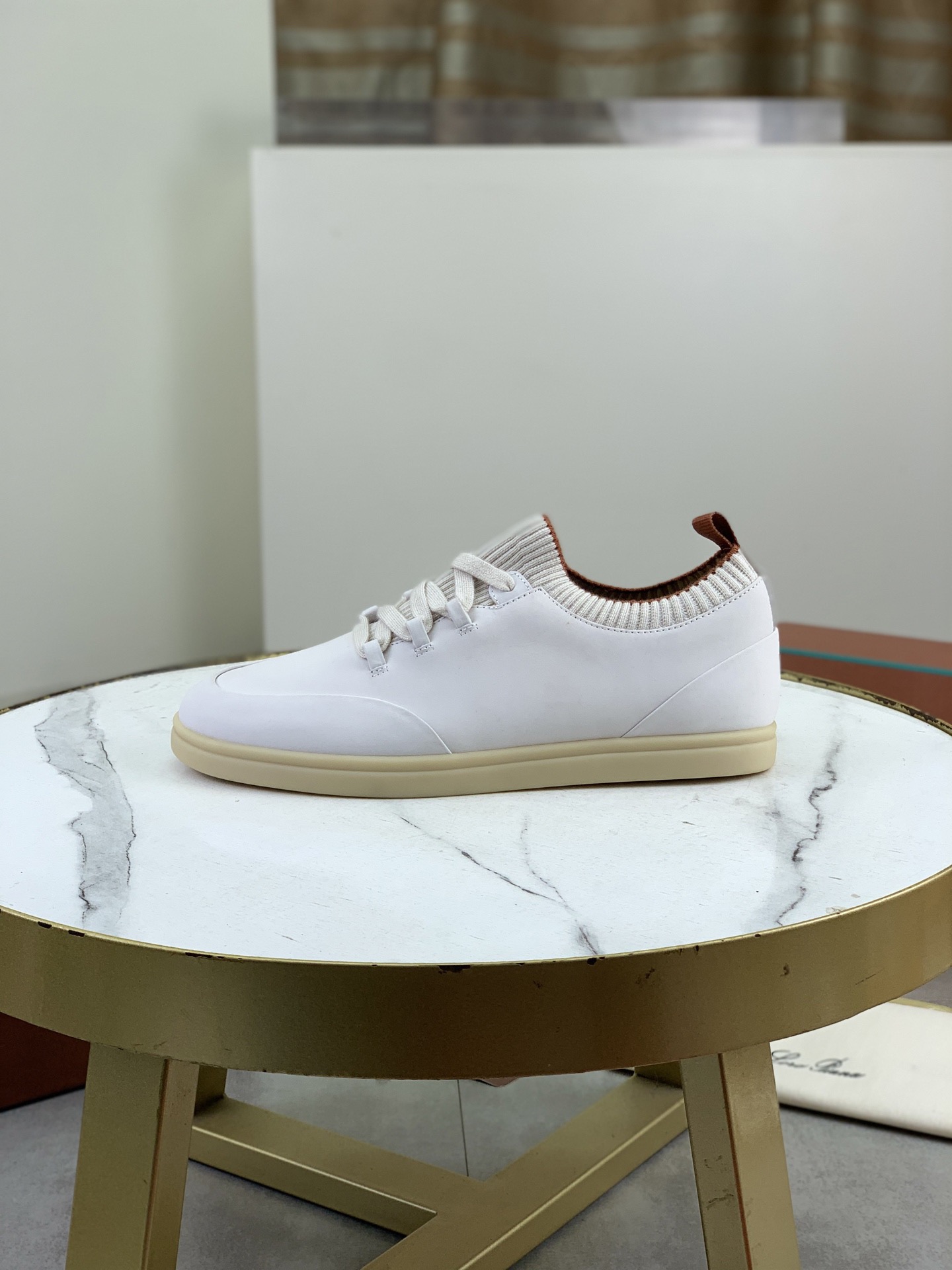 NO:711773,Top version of Loro Piana. Buy the original 1:1 copy of the top genuine grade. Founded the existing Loro Piana company on August 24, 2019. The family business is now in its sixth generation, providing top quality products to customers who are discerning about taste and quality. Imported original frosted cowhide fabric, made of plain calfskin inside. Hand-stitched thread with cowhide feet. Original packaging. Code number: 39-45 (customized in 46). Multiple colors available, loro  piana,cowhide19860909顶级版本 Loro Piana 顶级正品级购买原版1:1复制 于194月24日一手创立现有的Loro Piana公司.家族经营至今已是第六代,为讲求品味及对质量有要求的顾客提供上等的优质商品 进口原版磨砂牛皮面料 ,内里平纹小牛皮制成 手工缝制线配牛皮垫脚 原版包装 码数39-45（46定制） 多款颜色可选,,loro piana,cowhide,Men's shoes