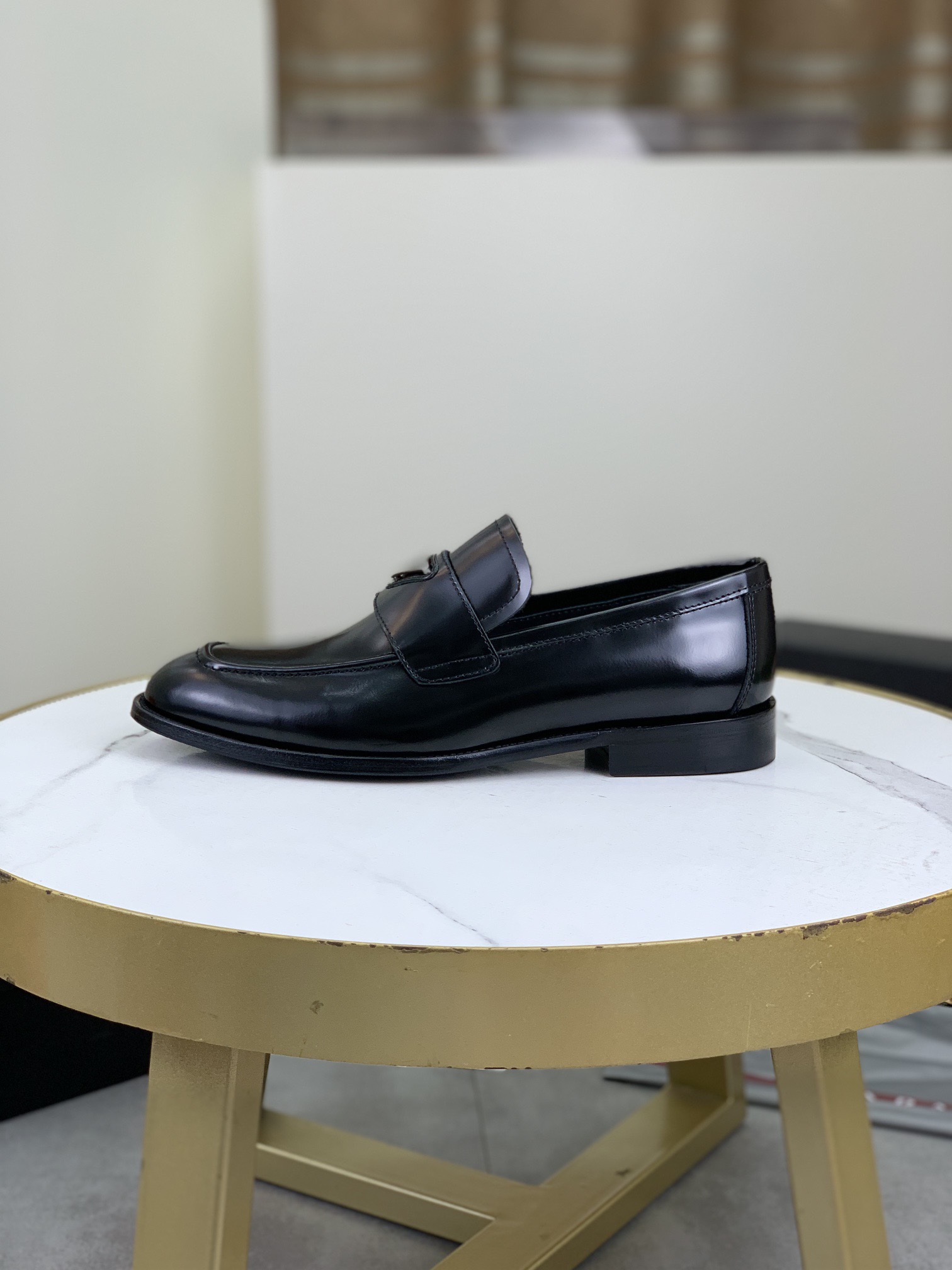 NO:756228,(High-end genuine leather outsole) Original quality, top version  PRADA - Prada. Men's business slip-on casual leather shoes, top quality cow products. Official website 1:1 shipment, luxury and noble, all imported original brand cowhide, just to create a more comfortable wearing experience, original comfortable upper, selected calfskin, top imported water-dyed full cow lining, original lightweight and comfortable high-end genuine leather outsole size 39-45 (38..46 can be customized), prada, cowhide, Leather soles19860909（高级真皮大底）原单品质,顶级版本 ＰＲＡＤＡ——普拉达.男士商务一脚蹬休闲皮鞋,顶级牛货.官网1:1出货奢华尊贵全部采用进口原版品牌牛皮,只为打造更为舒适的穿着体验,鞋面原版舒适精选小牛皮顶级进口水染全牛里,原版轻便舒适高级真皮大底码数39-45（38..46可以定做）,,prada,cowhide,Leather soles,Men's shoes