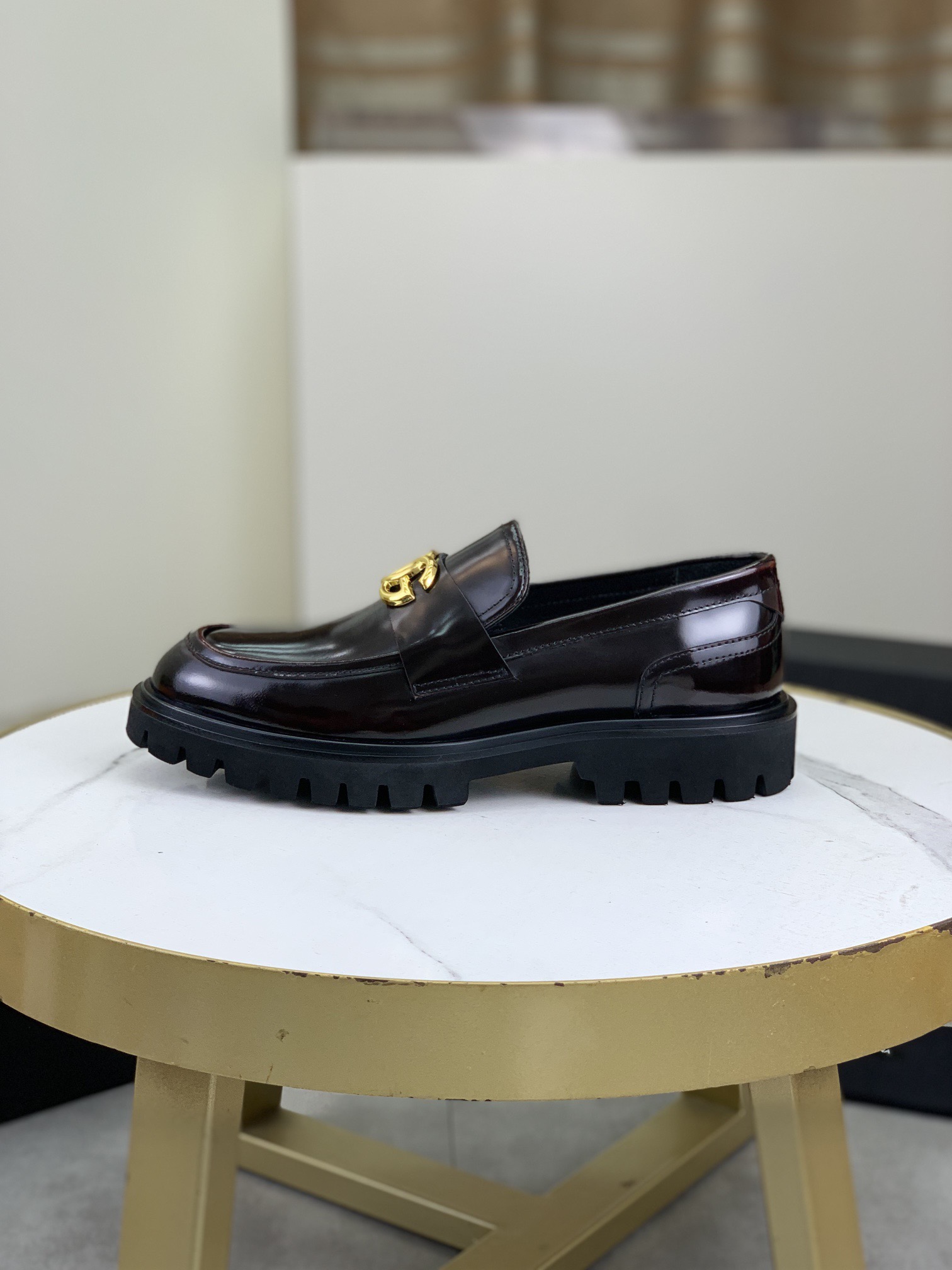 NO:745252,Top original quality foam outsole series. The counter is synchronized with 'DOLCE&GABBANA [Dolce & Gabbana] ~ High Quality.' DG lazy bean leather shoes, loved by many celebrities, adopt high-end imported first-layer open edge bead stitching with metal buckle design + cowhide lining. Cowhide foot pads, simple and elegant, perfectly interpret the latest inspiration of shoes, classic and fashionable integration. Luxurious dreams, fashionable, suitable for drivers, lightweight and comfortable, light and breathable for outdoor travel, high-end quality, trustworthy  , using lightweight foam outsole, size 39-44. (38 45 46 customized),,Dolce&Gabbana,Dolce&Gabbana,cowhide19860909顶级原单品质 发泡大底系列 专柜同步《DOLCE&GABBANA【杜嘉班纳】～高品质.》DG懒人豆豆皮鞋、众多明星至爱,采用高端进口头层开边珠拼接配金属扣设计+牛皮内里 牛皮垫脚,简约大气,完美诠释鞋履最新灵感,经典与时尚融为一体 奢华迷梦 驾凌时尚 适合司机驾车轻巧舒适,户外出行轻便透气 高端品质 值得信赖 ,采用轻便发泡大底 码数39-44.（38 45 46定做）,,Dolce&Gabbana,Dolce&Gabbana,cowhide,Men's shoes