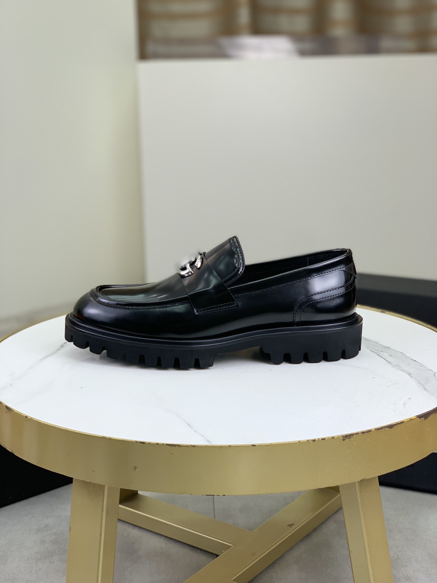 NO:745258,Top original quality foam outsole series. The counters are synchronized with 'DOLCE&GABBANA [Dolce & Gabbana] ~ High Quality.' DG lazy bean leather shoes, loved by many celebrities, are made of high-end imported high-mercerized calfskin stitching with metal buckle design + cowhide lining and cowhide foot pads. It is simple and elegant, perfectly interpreting the latest inspiration for shoes, integrating classics and fashion. Luxurious and dreamy, fashionable, suitable for drivers, light and comfortable to drive, light and breathable for outdoor travel, high-end quality  Trustworthy, using lightweight foam outsole, size 39-44. (38 45 46 customized),,Dolce&Gabbana,Dolce&Gabbana,cowhide19860909顶级原单品质 发泡大底系列 专柜同步《DOLCE&GABBANA【杜嘉班纳】～高品质.》DG懒人豆豆皮鞋、众多明星至爱,采用高端进口头层高丝光小牛皮拼接配金属扣设计+牛皮内里 牛皮垫脚,简约大气,完美诠释鞋履最新灵感,经典与时尚融为一体 奢华迷梦 驾凌时尚 适合司机驾车轻巧舒适,户外出行轻便透气 高端品质 值得信赖 ,采用轻便发泡大底 码数39-44.（38 45 46定做）,,Dolce&Gabbana,Dolce&Gabbana,cowhide,Men's shoes