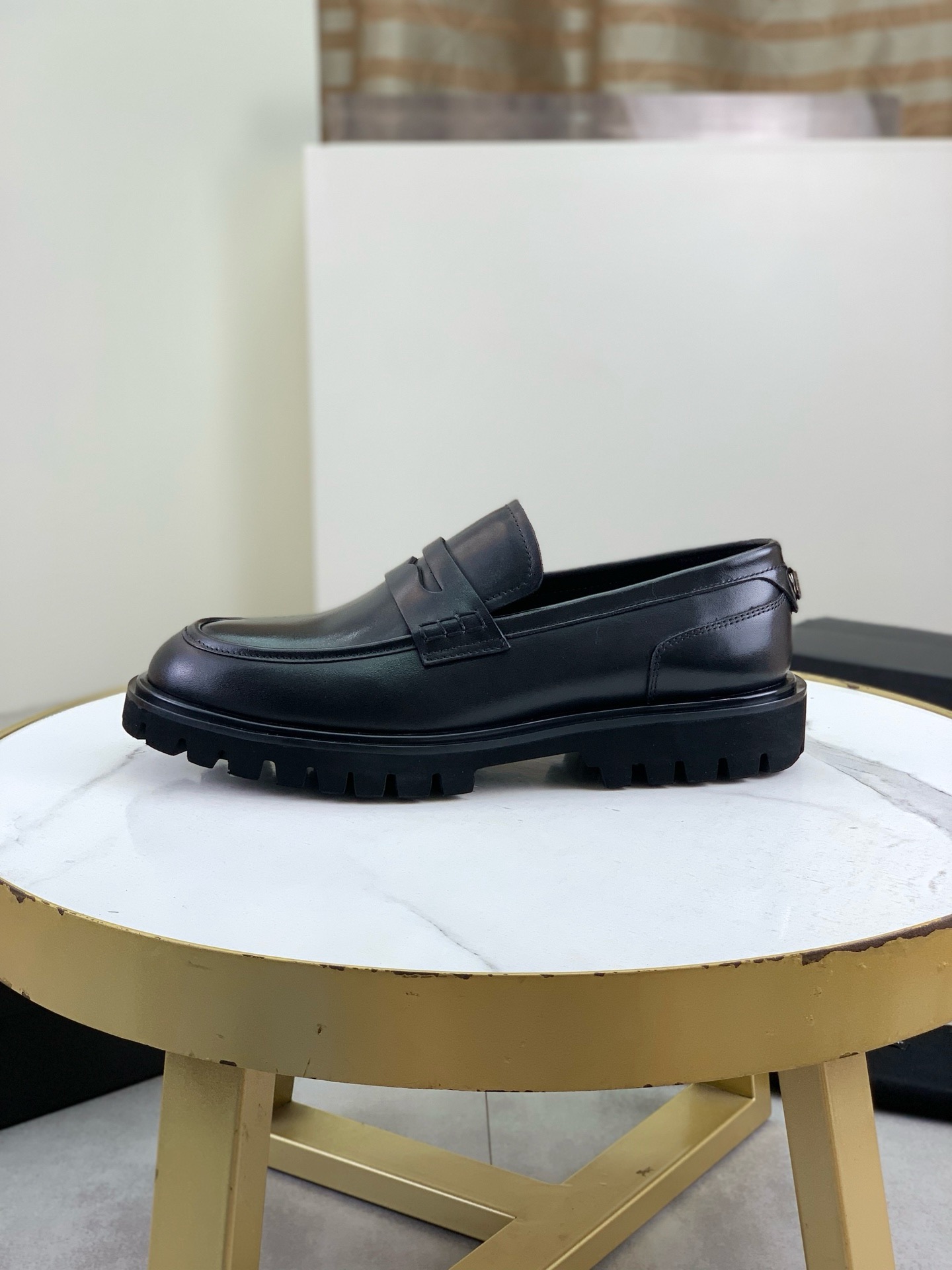 NO:756239,Top original quality, high-end outsole series, synchronized with the counter 'DOLCE&GABBANA [Dolce & Gabbana] ~ high quality.' DG lazy slip-on leather shoes, loved by many celebrities, adopt high-end imported first-layer open edge beaded cowhide design + cowhide lining cowhide foot pads, simple and elegant, perfect interpretation of the latest inspiration for shoes, classic and fashionable integration, luxury and dreamy, fashionable, suitable for drivers, lightweight and comfortable, light and breathable for outdoor travel, high-end quality, trustworthy  ,Using the original foam outsole, size 39-45 (38 46 customized),,Dolce&Gabbana,Dolce&Gabbana,cowhide19860909顶级原单品质 高端大底系列 专柜同步《DOLCE&GABBANA【杜嘉班纳】～高品质.》DG懒人一脚蹬皮鞋、众多明星至爱,采用高端进口头层开边珠牛皮设计+牛皮内里 牛皮垫脚,简约大气,完美诠释鞋履最新灵感,经典与时尚融为一体 奢华迷梦 驾凌时尚 适合司机驾车轻巧舒适,户外出行轻便透气 高端品质 值得信赖 ,采用原版发泡大底 码数39-45（38 46定做）,,Dolce&Gabbana,Dolce&Gabbana,cowhide,Men's shoes