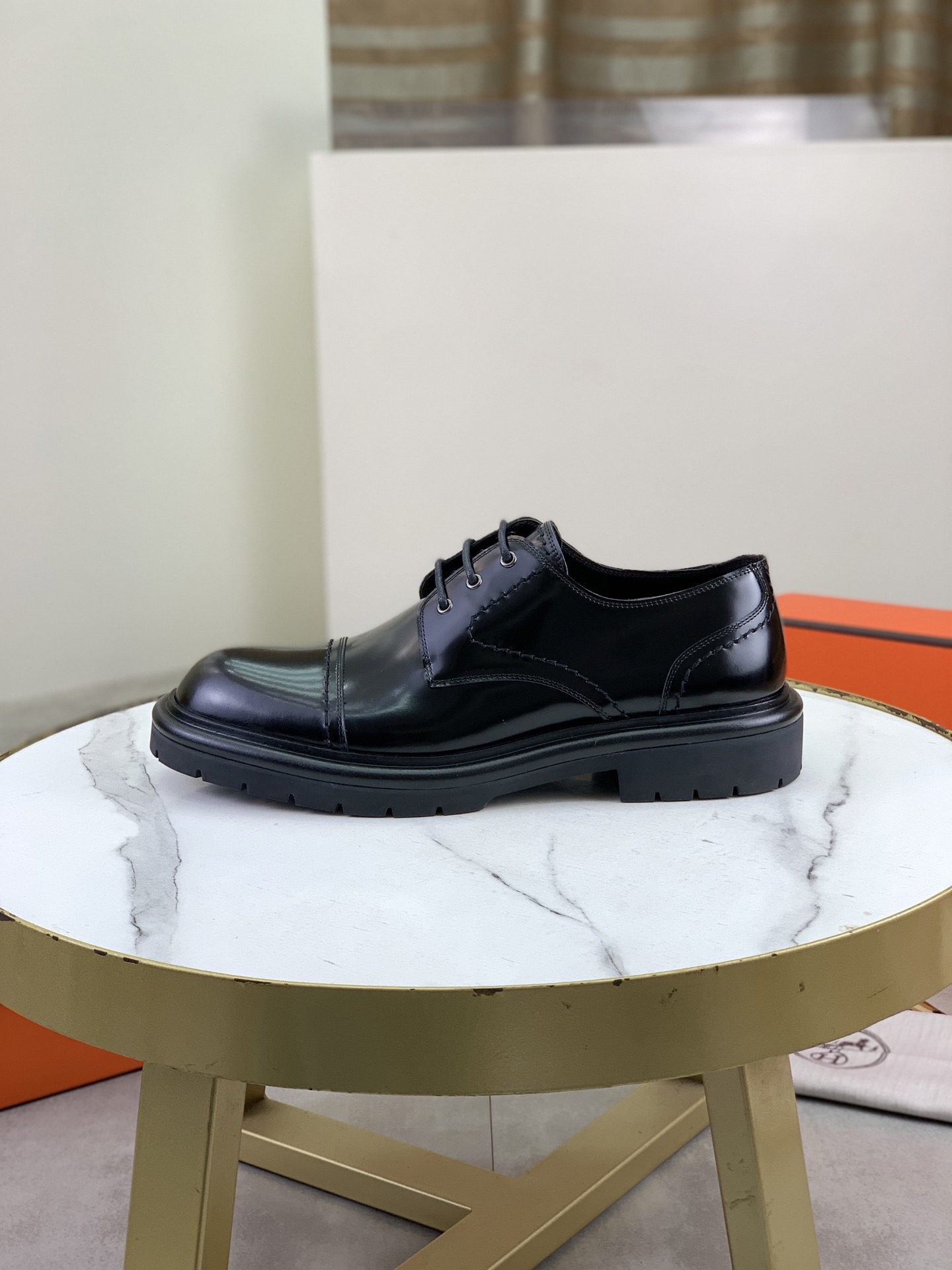 NO:782580,Top version, official website 1:1 Latest original outsole Brand Hermès (Hermès) standard men's size 39-45 (38, 46 can be customized) Grade official website 1:1 same style Original quality material Original imported soft calfskin Water-dyed cowhide lining Original Italian rubber outsole Style categories Men's fashion Formal casual leather shoes Slip-on men's shoes series Young fashion European and American trends British style  Various colors are available, hermes, hermes, cowhide19860909顶级版本,官网1:1 最新款原版大底 品牌Hermès（爱马仕）标准码男码39-45（38、46可以定做）等级官网1:1 同款 原单品质材料原版进口柔软小牛皮 水染牛皮内里 原版意大利橡胶大底款式类别男士时尚 正装休闲皮鞋 套脚款男鞋系列 年轻时尚 欧美潮流 英伦风格 颜色多款颜色可选,,hermes,hermes,cowhide,Men's shoes
