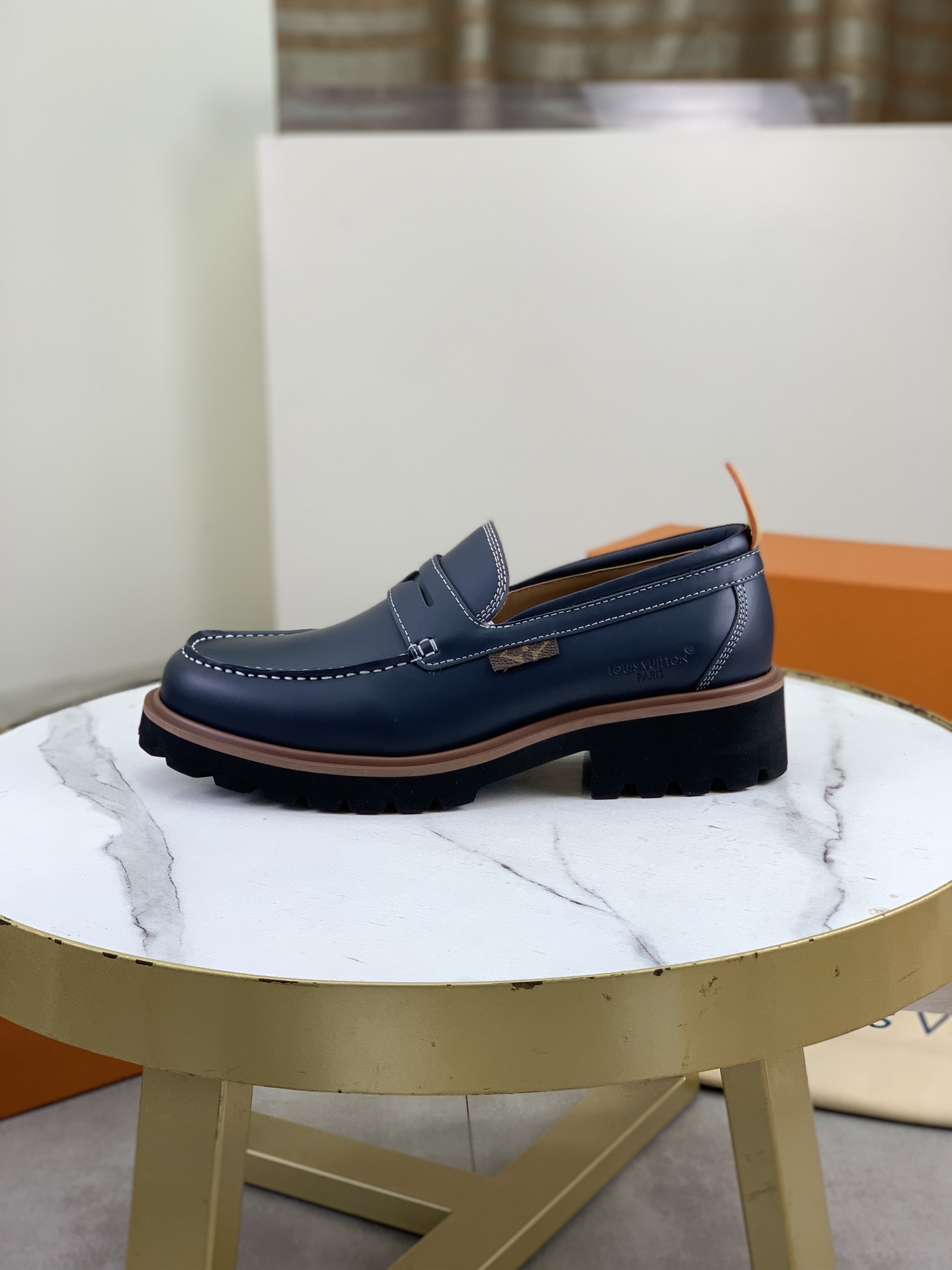 NO:779456,Top version LOUIS VUITTON [Louis Denwei] - LV men's business casual leather shoes, luxurious and noble, all made of imported original cowhide, just to create a more comfortable wearing experience, the upper is made of original high-end calfskin imported soft cowhide, the original lightweight foam outsole, color black optional, code number 39-44 (38.45 46 can be customized and non-returnable),, louis vuitton, louis vuitton, louis vuitton, cowhide19860909顶级版本 LOUIS VUITTON【路易登威】—LV男士商务休闲皮鞋,奢华尊贵全部采用进口原版牛皮,只为打造更为舒适的穿着体验,鞋面原版高端小牛皮进口柔软牛皮里,原版轻便发泡大底 颜色黑色可选 码数39-44（38.45 46可定做不退换）,,louis vuitton,louis vuitton,louis vuitton,cowhide,Men's shoes