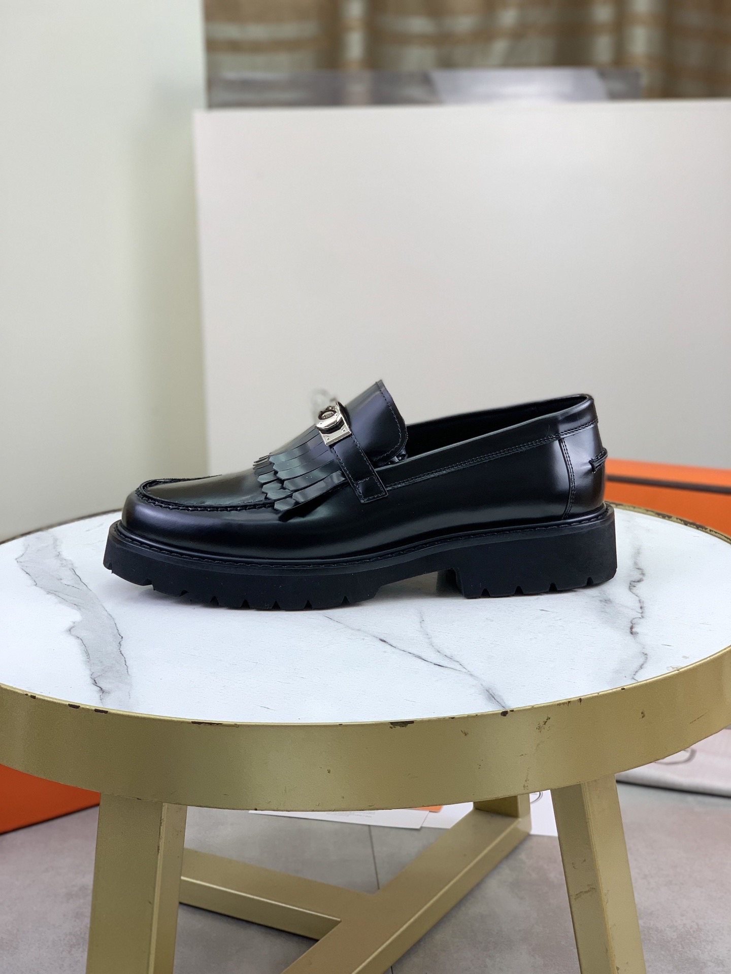 NO:779779,Top version, official website 1:1 The latest original outsole Brand Hermès (Hermès) standard men's size 39-45 (38, 46 can be customized) Level official website 1:1 Same style Original quality material Original imported calfskin Water-dyed cowhide lining Original Italian lightweight rubber foam outsole Style categories Men's fashion Formal casual leather shoes Slip-on men's shoes series Young fashion European and American trends British style  Various colors are available, hermes, hermes, cowhide19860909顶级版本,官网1:1 最新款原版大底 品牌Hermès（爱马仕）标准码男码39-45（38、46可以定做）等级官网1:1 同款 原单品质材料原版进口小牛皮 水染牛皮内里 原版意大利轻便橡胶发泡大底款式类别男士时尚 正装休闲皮鞋 套脚款男鞋系列 年轻时尚 欧美潮流 英伦风格 颜色多款颜色可选,,hermes,hermes,cowhide,Men's shoes