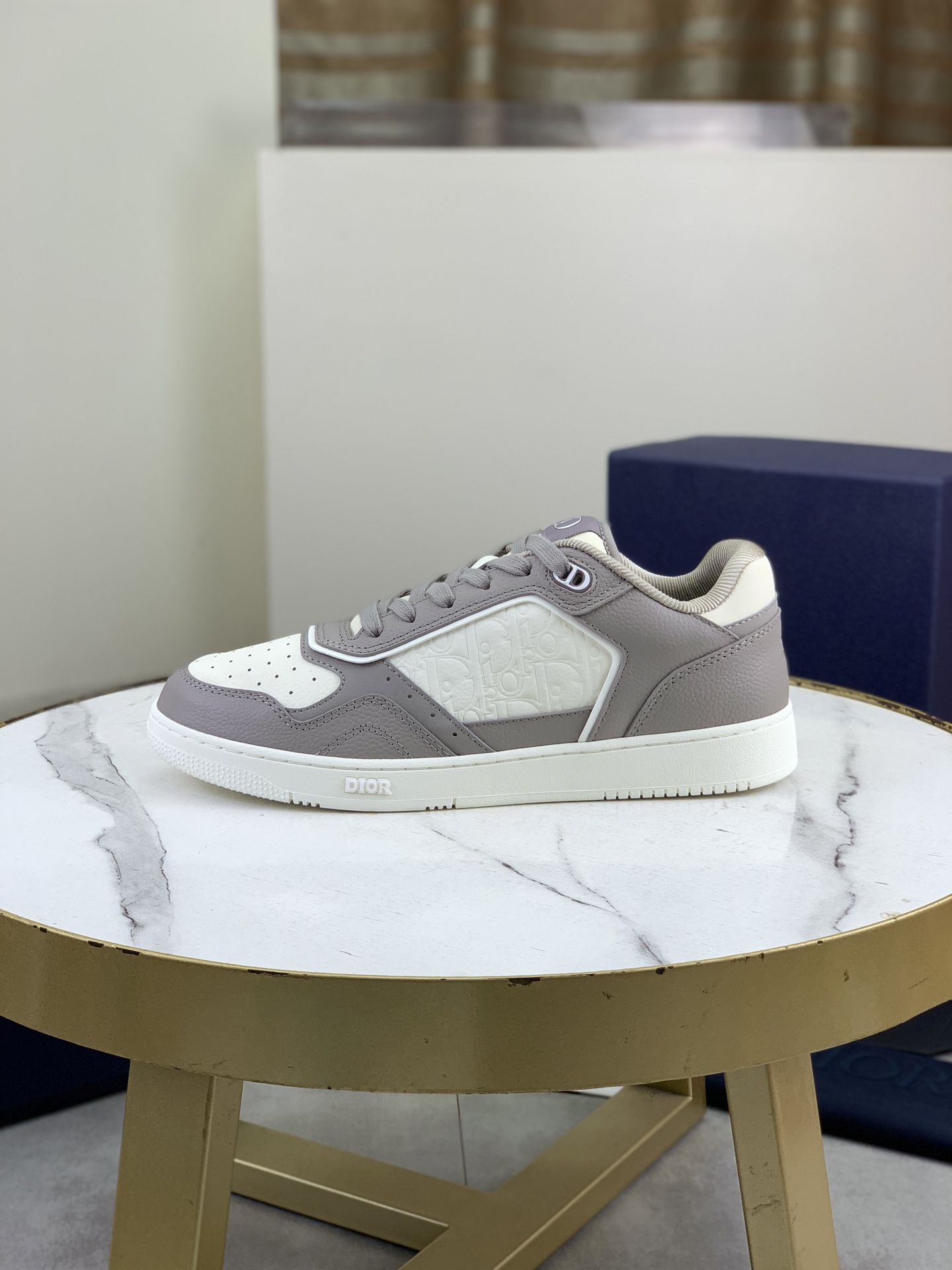 NO:780498,Top quality Dior sports shoes for couples. Top high-end version. Purchasing quality. Original development. Dior spring and summer new B27 sports shoes for couples are new products in the series. (Dior) B27 sports shoes. Original purchase. New presbyopia sports shoes in early spring. A favorite among major celebrities and Internet celebrities. The on-foot effect is very nice. B27 sports shoes made by Italian craftsmen have distinct layers and a unique three-dimensional effect to show modern and elegant style, comparable to Dior x.  AJ1, classic presbyopic embroidery elements are currently out of stock online. Original 1:1 last set at the counter. Perfect shoe shape. Dior's classic style. Carefully crafted from black smooth cow leather, decorated with beige and black Oblique printed panels on the sides. The shoelace eyelets in the shape of 'CD Icon' are clever and exquisite. The two-color rubber sole, rear shoe opening and heel are all equipped with brand signature details to enhance the style. The ankle is matched with Oblique  Printed laces, adjustable fit, complement the overall design. Fashionable and versatile, can add luster to various looks. Imported silk cowhide spliced with D embroidery printing; multi-color selection TPU outsole Size: women's 35-40 men's 38-46 (men's sizes 38, 45, 46 are custom-made, non-refundable and non-exchangeable), dior, dior, sneakers, cowhide19860909顶级品质迪奥情侣款运动板鞋 顶级高端版本 代购品质 原版开发 迪奥春夏新款B27 情侣款运动鞋是该系列新品,（Dior）B27运动鞋,原版购入 早春新款老花运动板鞋 各大明星网红追捧的一款 上脚效果非常nice 由意大利工匠打造的B27运动板鞋 层次分明以别一格的立体效果展现摩登优雅格调,媲美Dior x AJ1,经典老花刺绣元素 目前全网断货 专柜原版1:1套楦 完美鞋型. Dior的经典款式.采用黑色光滑牛皮革精心制作,侧面饰以米色和黑色 Oblique 印花镶片.“CD Icon”造型的鞋带孔眼巧妙精致,双色橡胶鞋底、后侧鞋口和鞋跟处均带有品牌标志性细节,提升格调.脚踝处搭配 Oblique 印花系带,可调节贴合度,与整体设计相得益彰.时尚百搭,可为各式造型增光添彩.  进口丝绸牛皮拼接D刺绣印花；多色选 TPU大底 码数:女款35-40 男款38-46（男38、45、46码订做,不退不换）,,dior,dior,sneakers,cowhide,Men's shoes