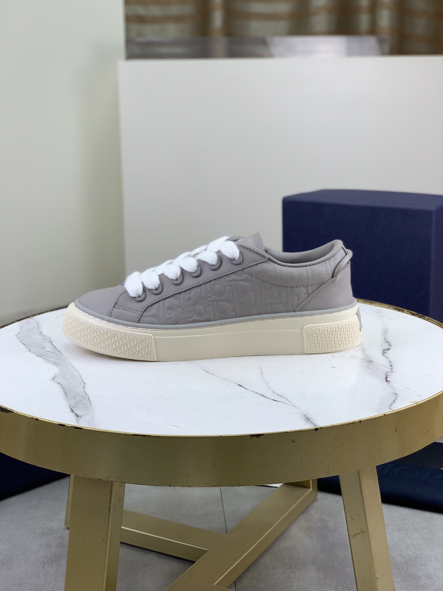 NO:780506,Top version of DIOR Dior B33 sneakers for couples. White smooth cowhide and Oblique print upper. New for 2026. A new interpretation of the classic tennis shoe. The stylish silhouette highlights the heavy texture. Crafted from white smooth cowhide, decorated with Oblique print, it is unique with a padded tongue decorated with the Dior logo, wide white mohair laces and tonal brass eyelets with a matte finish. Creamy white Oblique  Printed rubber soles, with a contrasting Dior 30 Avenue Montaigne logo on the back to enhance style and add fashion to casual looks. Full set of packaging, size 35-45 (46 customized, non-returnable),, dior, dior, sneakers, cowhide19860909顶级版本 DIOR迪奥 B33情侣款运动鞋 白色光滑牛皮和 Oblique 印花鞋面 2026新款,全新演绎经典的网球鞋,时尚廓形突显厚重质感.采用白色光滑牛皮革精心制作,饰以 Oblique 印花,搭配饰以 Dior 标志的加垫鞋舌、白色马海毛宽鞋带和哑光饰面同色调黄铜孔眼,别具一格.奶油白色 Oblique 印花效果橡胶鞋底,后侧饰以对比鲜明的 Dior 30 Avenue Montaigne 标志提升格调,可为休闲造型增添时尚气质.全套包装 码数35-45（46定做不退换）,,dior,dior,sneakers,cowhide,Men's shoes