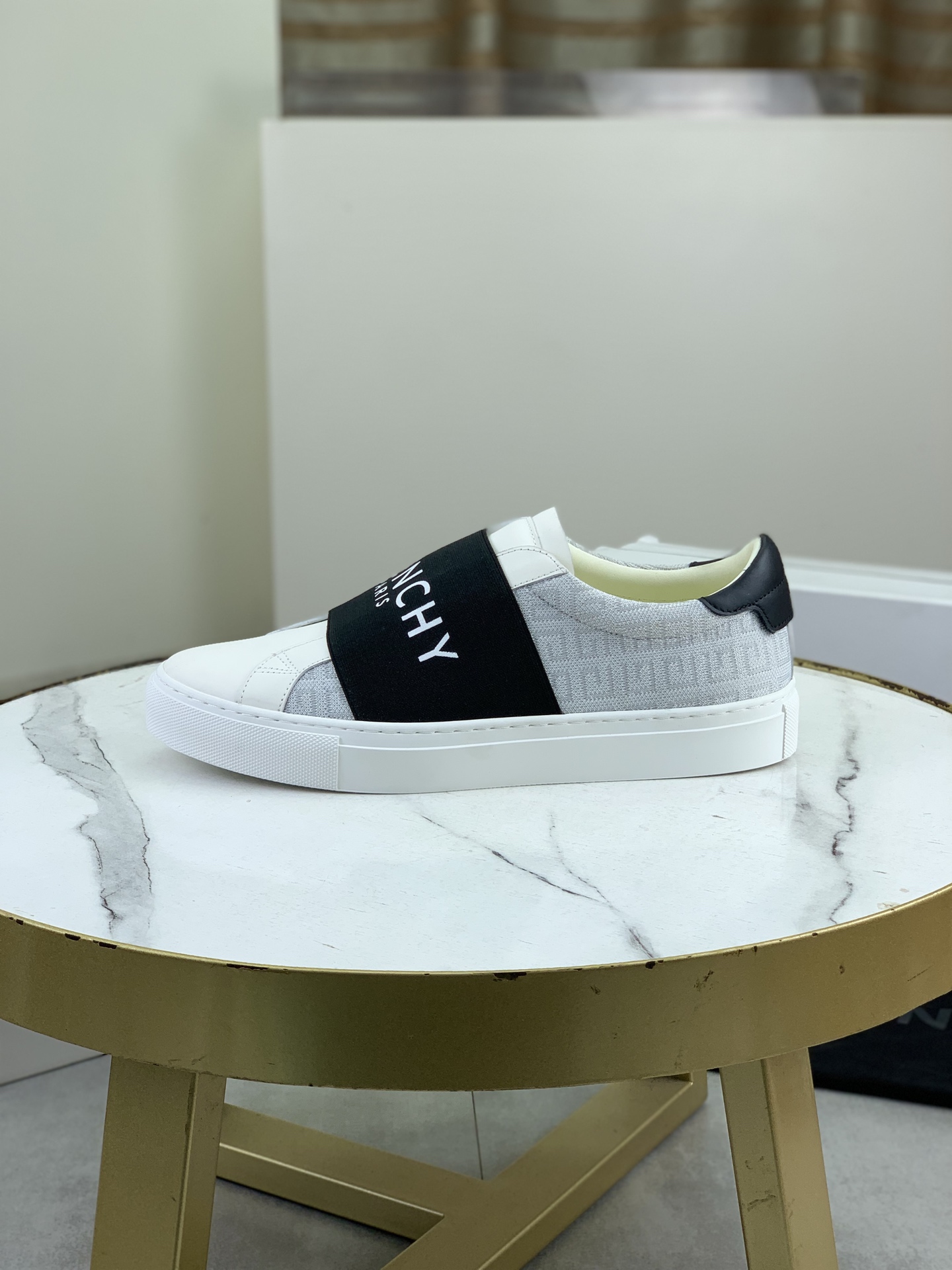 NO:781986,Top high-end version Purchasing quality Original development Givenchy low top Standard code 38-47; (38 45 46 47 can be customized) Same grade as the official website Original quality material Original calfskin, with original water-dyed cowhide lining cowhide latex insole, original non-slip wear-resistant outsole Style category Leisure sports sneakers Lace-up white shoe series Young fashion European and American trends Korean style Casual matching  Comfortable on the feet, 3 colors available, top high-end complete package, givenchy, givenchy, cowhide19860909顶级高端版本 代购品质 原版开发 纪梵希（Givenchy）低帮 标准码38-47；（38 45 46 47可以定做） 等级官网同款 原单品质材料原版小牛皮,搭配原版水染牛皮内里牛皮乳胶鞋垫 ,原版防滑耐磨大底款式类别休闲运动 板鞋 系带款小白鞋系列 年轻时尚 欧美潮流 韩版风格 随意搭配 脚感舒适 3款颜色可选 顶级高端全套包装,,givenchy,givenchy,cowhide,Men's shoes