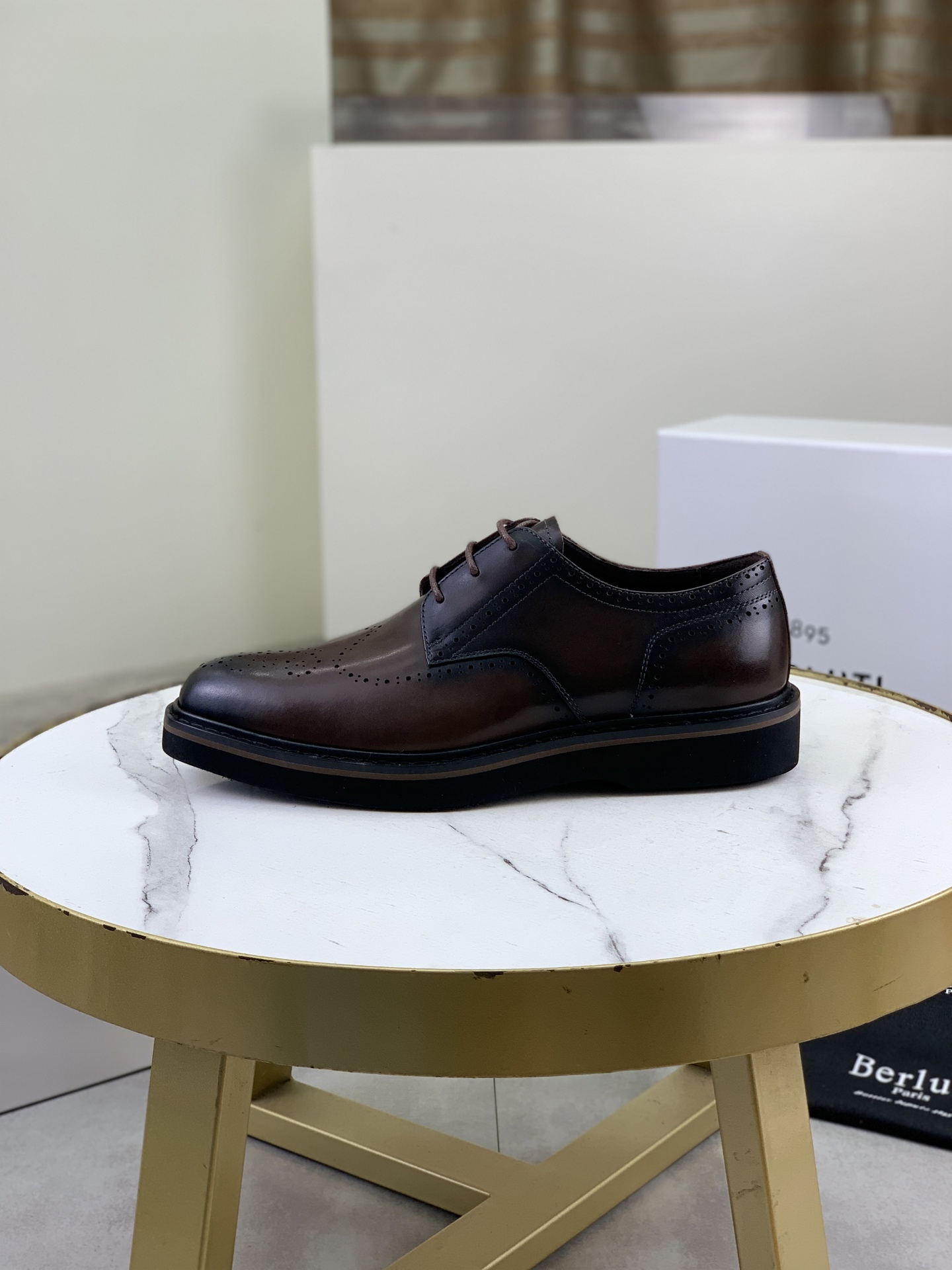 NO:782020,BERLUTI men's business lace-up formal leather shoes are made of black glossy soft leather, with a slender shape, low-key and simple, suitable for matching suits or casual trousers. The soles are made of rubber, non-slip, light and comfortable, and are OK for standing or walking for a long time. The invisible inner height increases by about 6cm, showing height without losing nature, especially suitable for small boys. The toe is slightly raised to modify the foot shape, and the insole is soft and removable to meet the needs of various occasions. It is versatile for weddings and business commuting!  size39-45 (46 customized),,business suit19860909BERLUTI布鲁提男士商务系带正装皮鞋采用黑色光面软皮,鞋型修长,低调简约,适合搭配西装或休闲西裤.鞋底为橡胶材质,防滑轻便又舒适,长时间站立或行走都OK.隐形内增高约6cm,显高却不失自然,特别适合小个子男生. 鞋头微翘,修饰脚型,鞋垫柔软可拆卸,满足多种场合需求 .婚礼、商务通勤都很百搭！ size39-45（46定做）,,business suit,Men's shoes