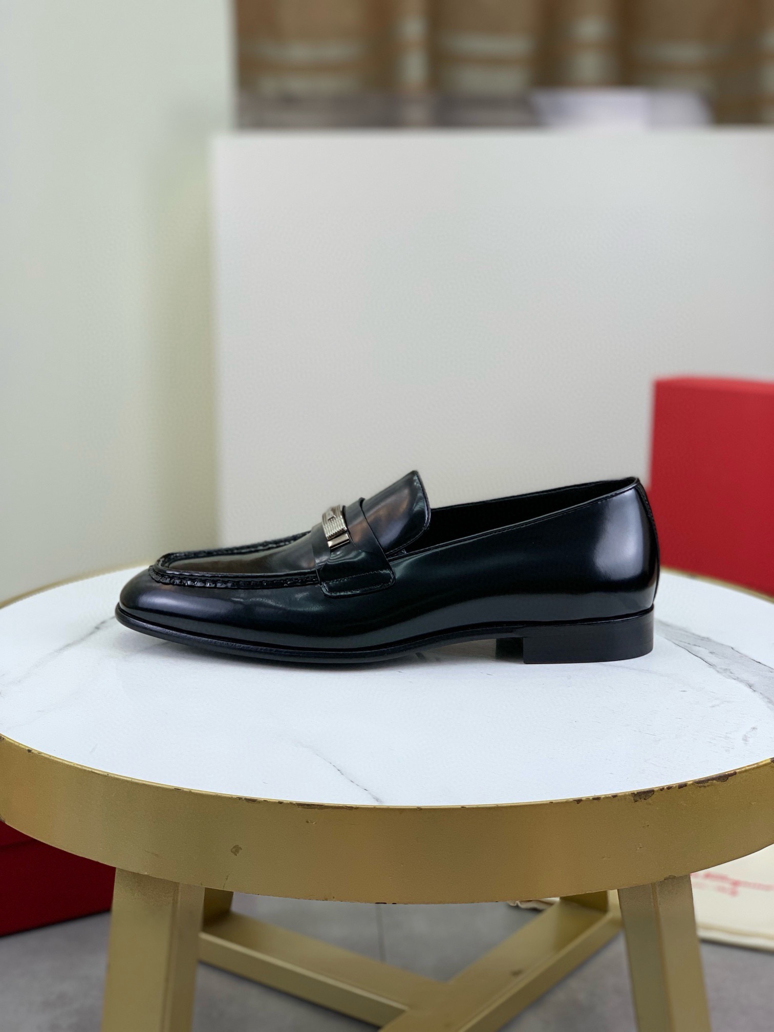 NO:782006,Top quality (genuine leather outsole series) [Ferragamo] Ferragamo business formal leather shoes, 1:1 top purchasing quality, the upper is made of imported top-grade calfskin, the inner feet are made of imported top-grade water-dyed cowhide, imported original custom-made Italian handmade genuine leather outsole, code number 39-44 (38 45 can be customized),, ferragamo, ferragamo, cowhide, Leather soles19860909顶级品质（真皮大底系列）【 Ferragamo】菲拉格慕商务正装皮鞋,1:1顶级代购品质,鞋面采用进口精选顶级小牛皮,内里垫脚均用进口顶级水染牛皮,进口原版订制意大利手工真皮大底,码数39-44（38 45 可以定做）,,ferragamo,ferragamo,cowhide,Leather soles,Men's shoes