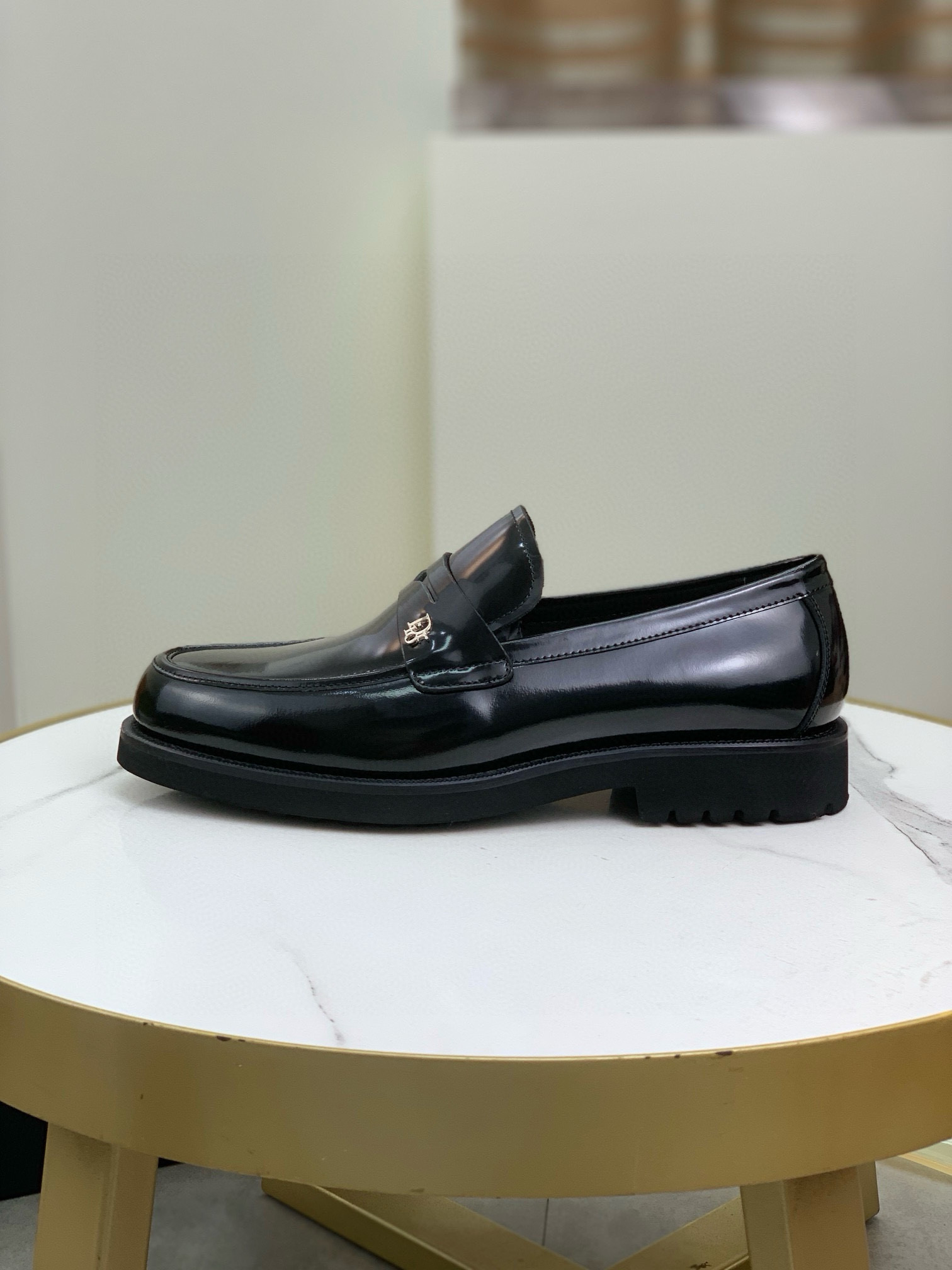 NO:783813,Original quality, top version DIOR - Dior men's business casual leather shoes, top quality products. 1:1 shipment is luxurious and noble. All imported original brand fabrics are used, just to create a more comfortable wearing experience. The original version of the upper is selected from open edge beaded calfskin, top imported water-dyed full cow lining, the original lightweight and comfortable foam outsole, size 39-44 (38.45 can be customized), dior, dior, cowhide19860909原单品质,顶级版本 DIOR——迪奥 男士商务休闲皮鞋,顶级牛货.1:1出货奢华尊贵全部采用进口原版品牌布料,只为打造更为舒适的穿着体验,鞋面原版精选开边珠小牛皮顶级进口水染全牛里,原版轻便舒适发泡大底码数39-44（38.45可以定做）,,dior,dior,cowhide,Men's shoes