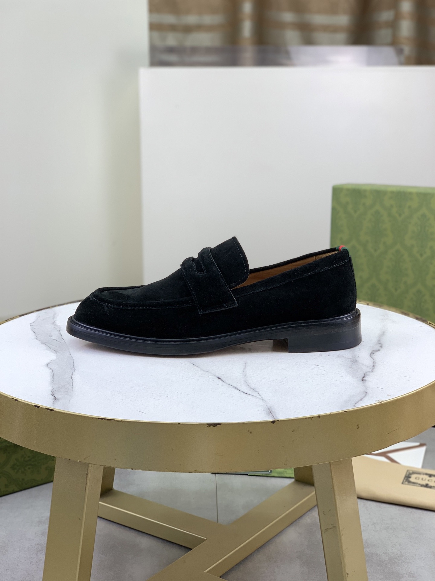 NO:783823,Top version (original high-end genuine leather outsole) Brand [GUCCi Gucci] Gucci's new business formal casual leather shoes Standard men's size 39-45 (38 46 needs to be customized) The same grade as the official website Original quality Material original cow leather Water-dyed cow leather lining Original genuine leather outsole Style categories Men's fashion Formal casual leather shoes Slip-on men's shoes series Young fashion European and American trends British style Casual matching Comfortable feet Color black, brown,,gucci,gucci,cowhide,Leather soles19860909顶级版本（原版高级真皮大底） 品牌【 GUCCi 古奇】古驰新款商务正装休闲皮鞋 标准码男码39–45（38 46需定做） 等级官网同款 原单品质 材料原版牛皮革 水染牛皮内里 原版真皮大底 款式类别男士时尚 正装休闲皮鞋 套脚款男鞋系列 年轻时尚 欧美潮流 英伦风格 随意搭配 脚感舒適 颜色黑色、咖色,,gucci,gucci,cowhide,Leather soles,Men's shoes