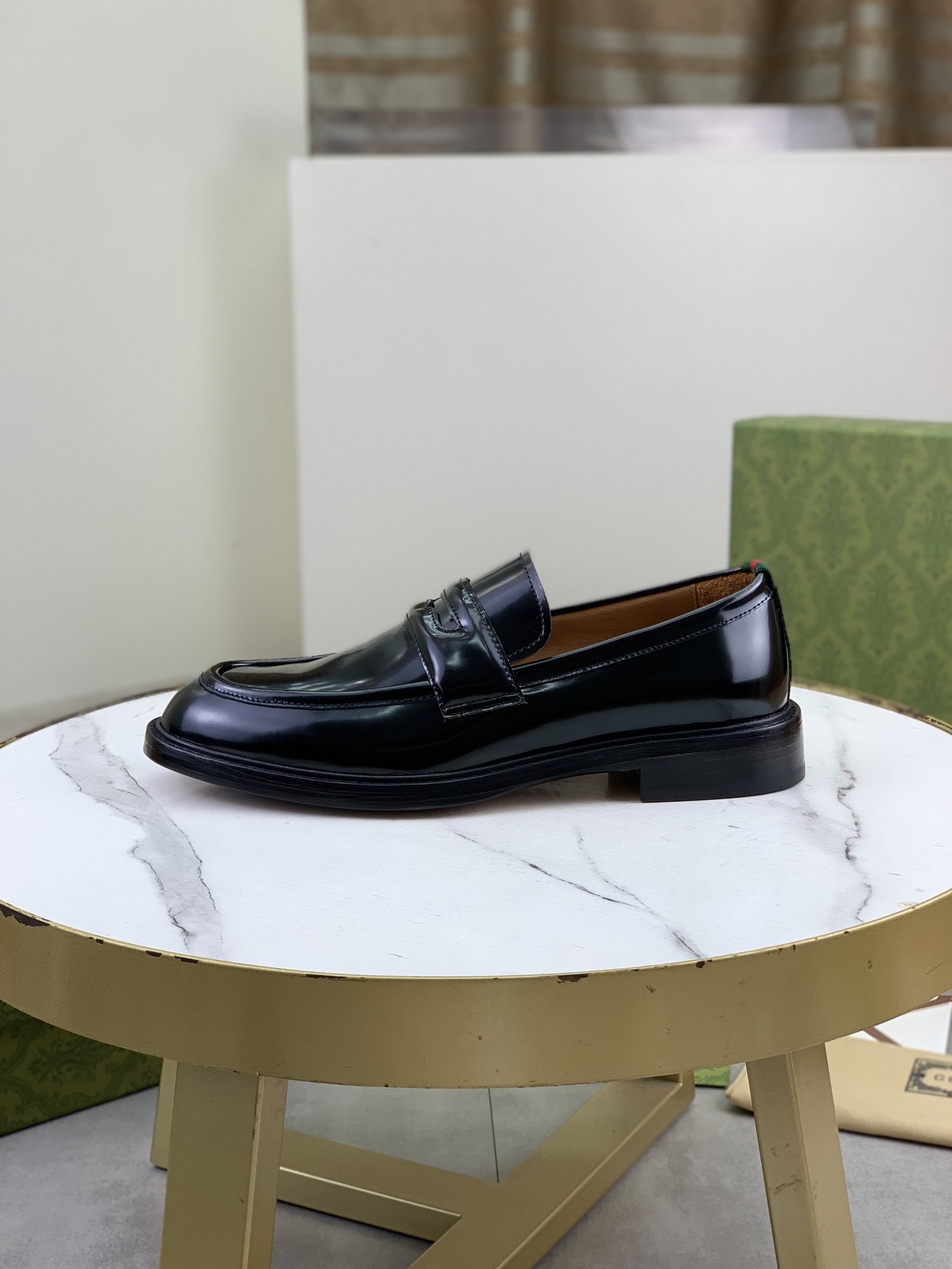 NO:783831,Top version (original high-end genuine leather outsole) Brand [GUCCi Gucci] Gucci's new business formal casual leather shoes Standard men's size 39-45 (38 and 46 need to be customized) The same level as the official website Original quality Material original soft calfskin surface Water-dyed cowhide lining Original leather outsole Style categories Men's fashion Formal casual leather shoes Slip-on men's shoes series Young fashion European and American trends British style Casual matching Comfortable on the feet. Color: matt open edge beads, black calfskin, brown calfskin, gucci, gucci, cowhide, Leather soles19860909顶级版本（原版高级真皮大底） 品牌【 GUCCi 古奇】古驰新款商务正装休闲皮鞋 标准码男码39–45（38 46需定做） 等级官网同款 原单品质 材料原版柔软小牛皮面 水染牛皮内里 原版真皮大底 款式类别男士时尚 正装休闲皮鞋 套脚款男鞋系列 年轻时尚 欧美潮流 英伦风格 随意搭配 脚感舒適 颜色亚光开边珠、黑色小牛皮、咖色小牛皮,,gucci,gucci,cowhide,Leather soles,Men's shoes