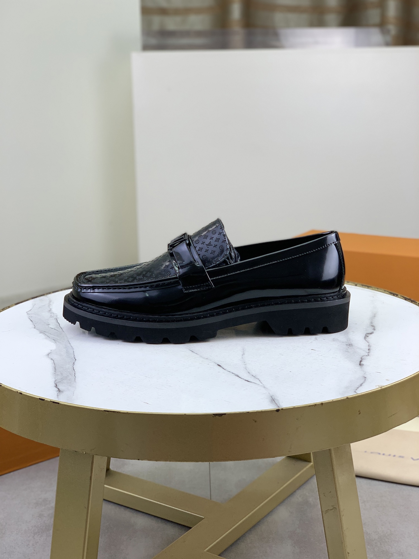NO:831169,Top version LOUIS VUITTON [Louis Denwei] - LV men's business casual leather shoes, luxurious and noble, all made of imported original cowhide, just to create a more comfortable wearing experience, the upper is made of original high-end calfskin imported soft cowhide, the original lightweight foam outsole, color black optional, code number 39-44 (38.45 46 can be customized and non-returnable),, louis vuitton, louis vuitton, louis vuitton, cowhide19860909顶级版本 LOUIS VUITTON【路易登威】—LV男士商务休闲皮鞋,奢华尊贵全部采用进口原版牛皮,只为打造更为舒适的穿着体验,鞋面原版高端小牛皮进口柔软牛皮里,原版轻便发泡大底 颜色黑色可选 码数39-44（38.45 46可定做不退换）,,louis vuitton,louis vuitton,louis vuitton,cowhide,Men's shoes