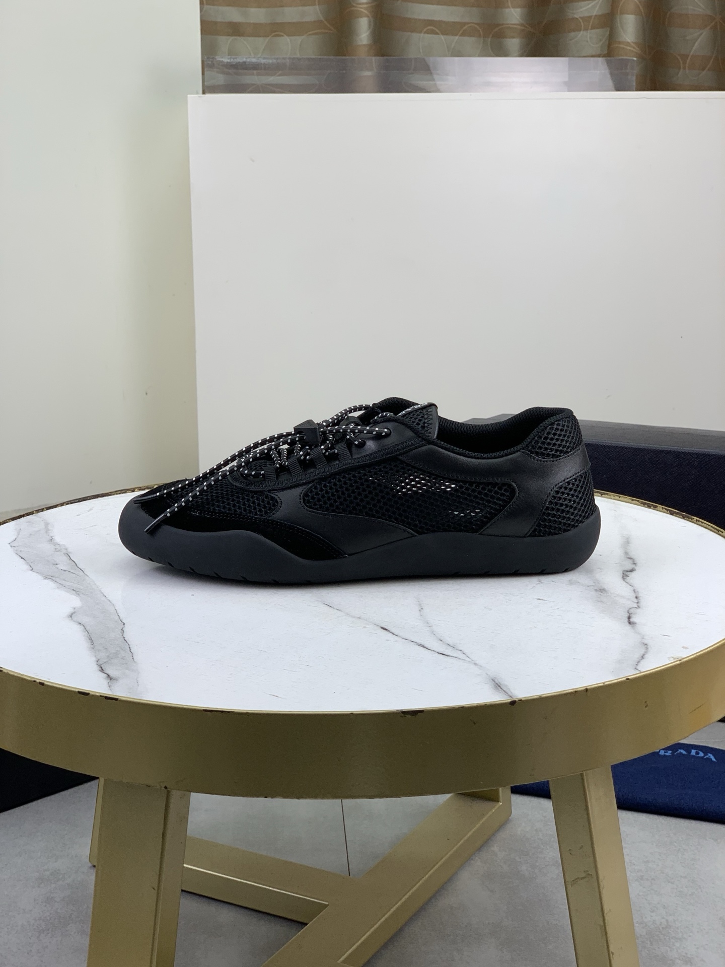 NO:831442,Top version original order PRADA Prada's new casual sports shoes. Original purchase and development. Prada men's classic series. Technical breathable fabrics with cowhide. Casual sports shoes. Casual sports dad shoes combine high-tech breathable materials with cowhide. P's exclusive button decoration on the side. The outsole is full of P italic design and bright colors to show vitality and continue the brand design inspiration. Walking lightly in the city, feel unrestrained and comfortable. Beautiful packaging at the delivery counter. Fabric original custom calfskin.  Lined with cowhide, lining with cowhide feet, outsole made of PU+TPU material, size men's 39-44 (38 45 can be customized), multiple colors available, prada, prada, sneakers, cowhide19860909顶级版本 原单 PRADA 普拉达新款休闲运动鞋 原版购入开发 做货 普拉达家男士经典系列 科技透气面料搭配牛皮 休闲运动鞋 休闲之履运动老爹鞋结合高科技透气材质与牛皮,侧面P家专属纽扣装饰 大底满满P斜体设计和鲜艳色彩展现活力,延续品牌设计灵感.轻盈漫步都市,感受无拘舒适. 配送专柜精美包装 面料原版定制小牛皮 内里牛皮内里牛皮垫脚 大底开模抽空PU+TPU材质 Size 男款39-44（38 45可以定做） 多款颜色可选,,prada,prada,sneakers,cowhide,Men's shoes