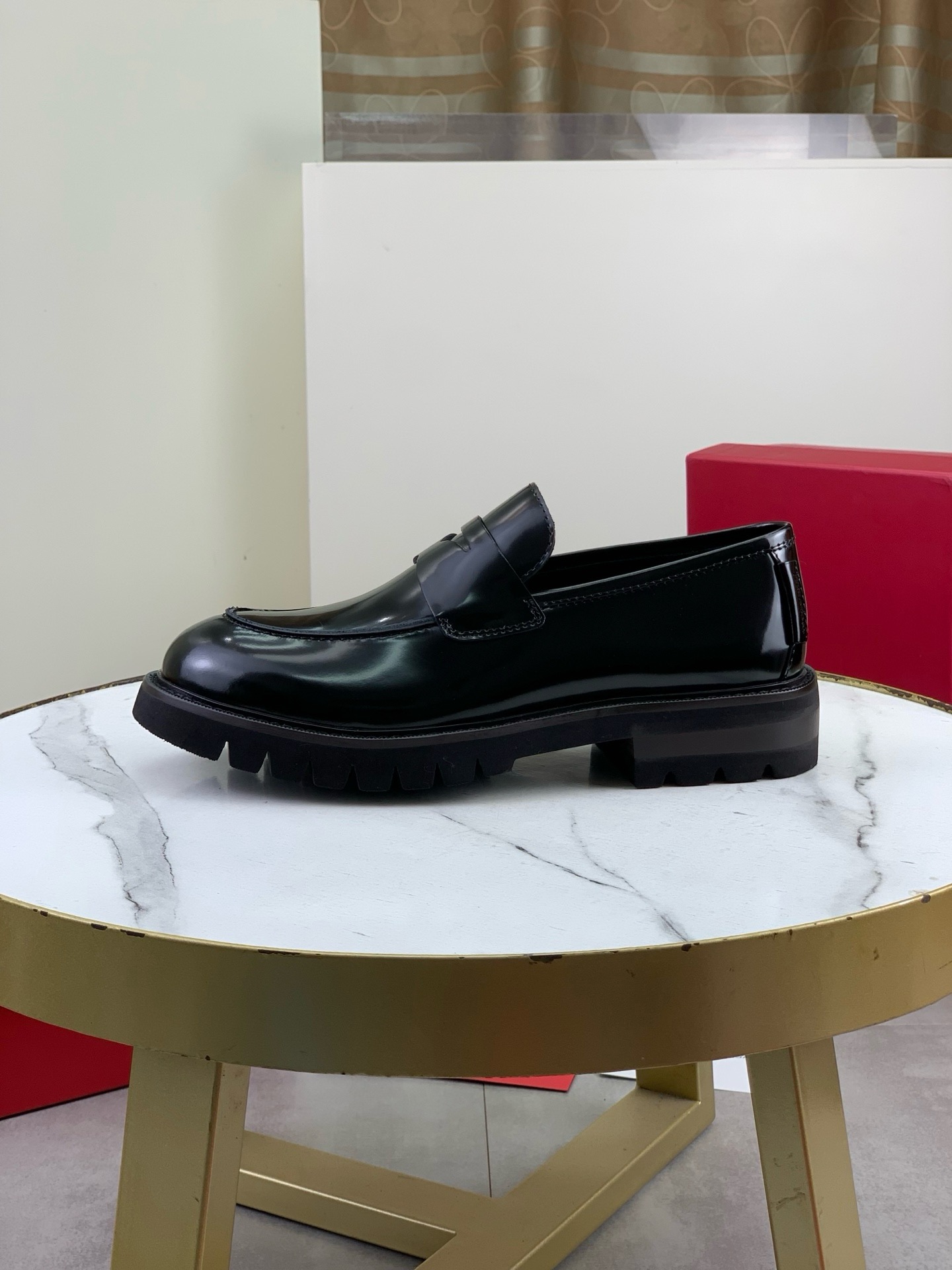 NO:833868,Top quality [Salvatore Ferragamo] Ferragamo business leather shoes, official website 1:1 top purchasing quality, uppers imported from selected original soft open-edge beaded calfskin, lining feet made of imported original water-dyed cowhide, imported original customized Italian handmade lightweight foam outsole, color calfskin, open-edge beads code number 39-44 (38 45 can be customized),, louis vuitton, ferragamo, ferragamo, cowhide19860909顶级品质【Salvatore Ferragamo】菲拉格慕商务皮鞋,官网1:1顶级代购品质,鞋面进口精选原版柔软开边珠小牛皮,内里垫脚均用进口原版水染牛皮,进口原版订制意大利手工轻便发泡大底, 颜色小牛皮、开边珠 码数39-44（38 45可以定做）,,louis vuitton,ferragamo,ferragamo,cowhide,Men's shoes