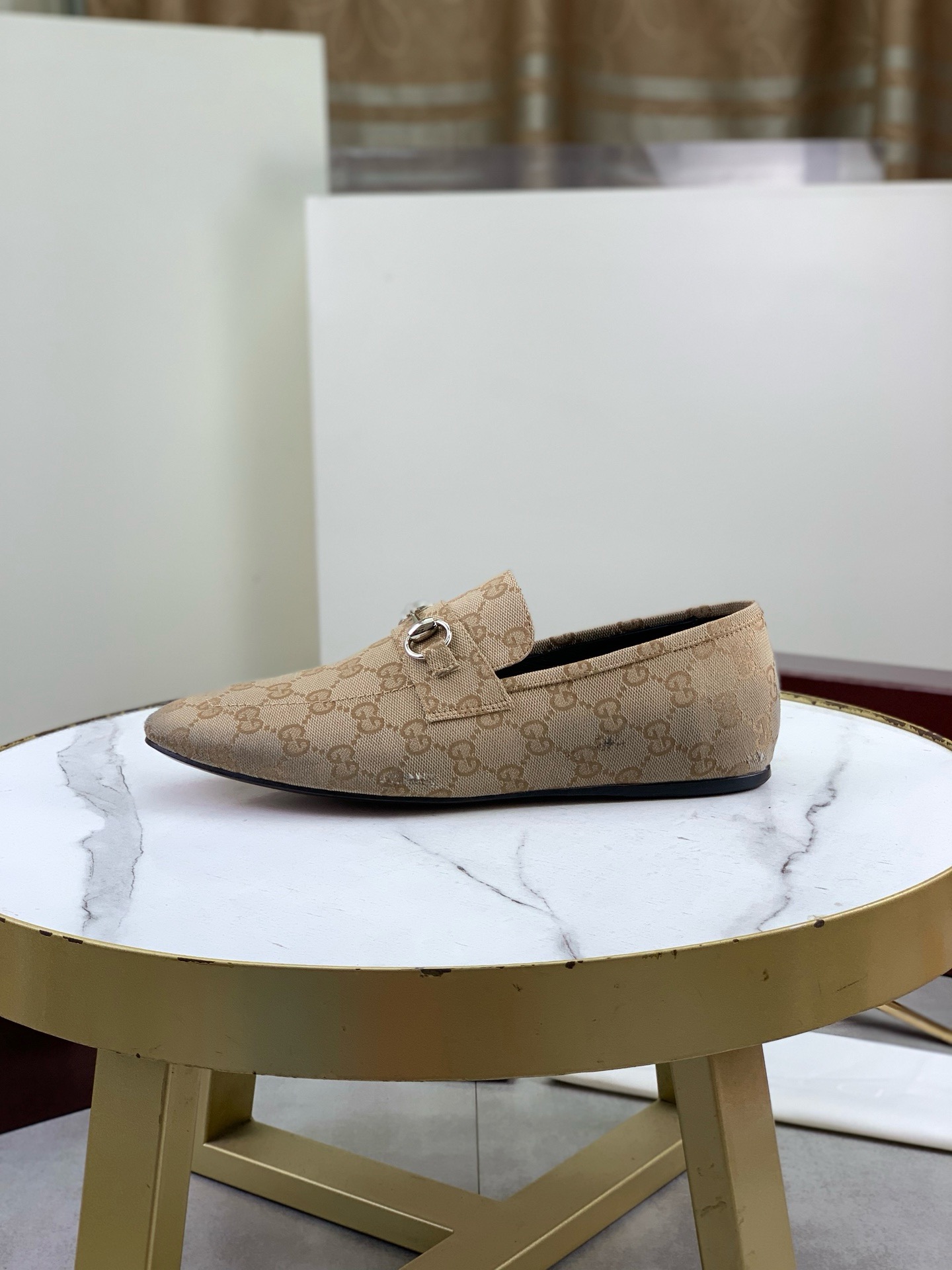 NO:833874,GUCCI men's horsebit genuine leather outsole loafers, classic original double G fabric, with a soft and low-key texture, and the horsebit metal decoration on the upper is very recognizable. The slip-on design is easy to put on and take off, and can be easily controlled for daily commuting, leisure or business. The flat-soled structure is comfortable to walk and not tiring to wear for a long time. Retro British style, it goes well with suits and jeans, it is a versatile and practical fashion item!  Color black, apricot size39-45 (customized at 38.46),,gucci,loafers,jeans,business suit,Leather soles19860909GUCCI男士马衔扣真皮大底乐福鞋,经典原版双G布料,质感柔软低调,鞋面马衔扣金属装饰超有辨识度.一脚蹬设计,穿脱方便,日常通勤、休闲或商务都能轻松驾驭.平底结构,走路舒适,长时间穿也不累.复古英伦风,搭配西装、牛仔裤都很出彩,是百搭实用的时尚单品！ 颜色黑色、杏色 size39-45（38.46定制）,,gucci,loafers,jeans,business suit,Leather soles,Men's shoes