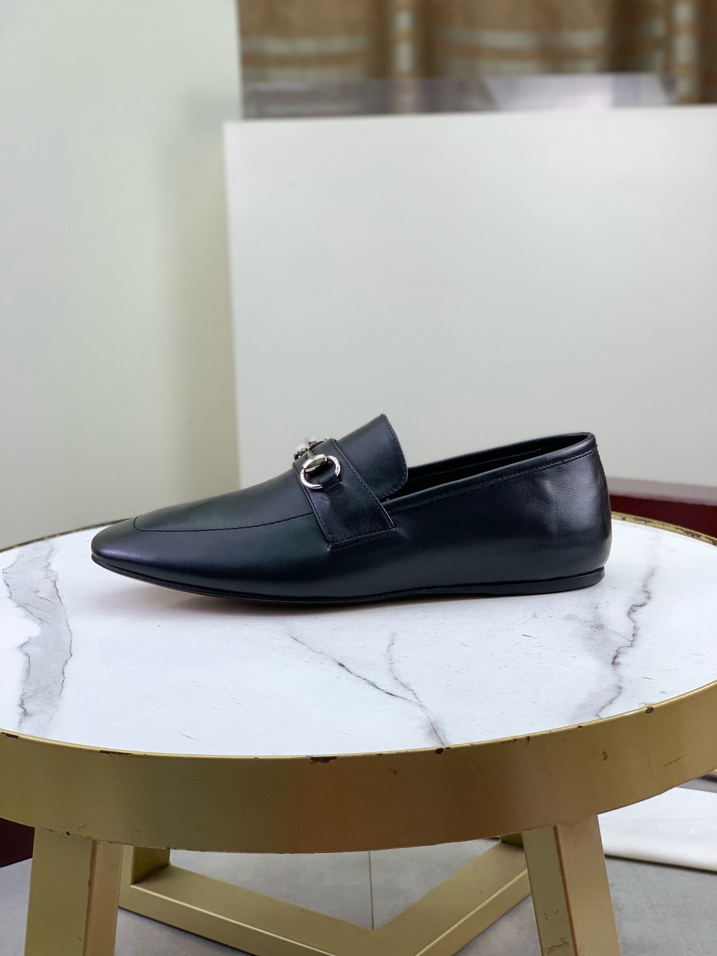 NO:833881,GUCCI men's horsebit genuine leather outsole loafers, classic imported soft calfskin, with a soft and low-key texture, and the horsebit metal decoration on the upper is very recognizable. The slip-on design is easy to put on and take off, and can be easily controlled for daily commuting, leisure or business. The flat bottom structure is comfortable to walk and not tiring to wear for a long time. Retro British style, it goes well with suits and jeans, it is a versatile and practical fashion item!  size39-45 (customized at 38.46),,gucci,loafers,jeans,business suit,cowhide,Leather soles19860909GUCCI男士马衔扣真皮大底乐福鞋,经典进口柔软小牛皮,质感柔软低调,鞋面马衔扣金属装饰超有辨识度.一脚蹬设计,穿脱方便,日常通勤、休闲或商务都能轻松驾驭.平底结构,走路舒适,长时间穿也不累.复古英伦风,搭配西装、牛仔裤都很出彩,是百搭实用的时尚单品！ size39-45（38.46定制）,,gucci,loafers,jeans,business suit,cowhide,Leather soles,Men's shoes