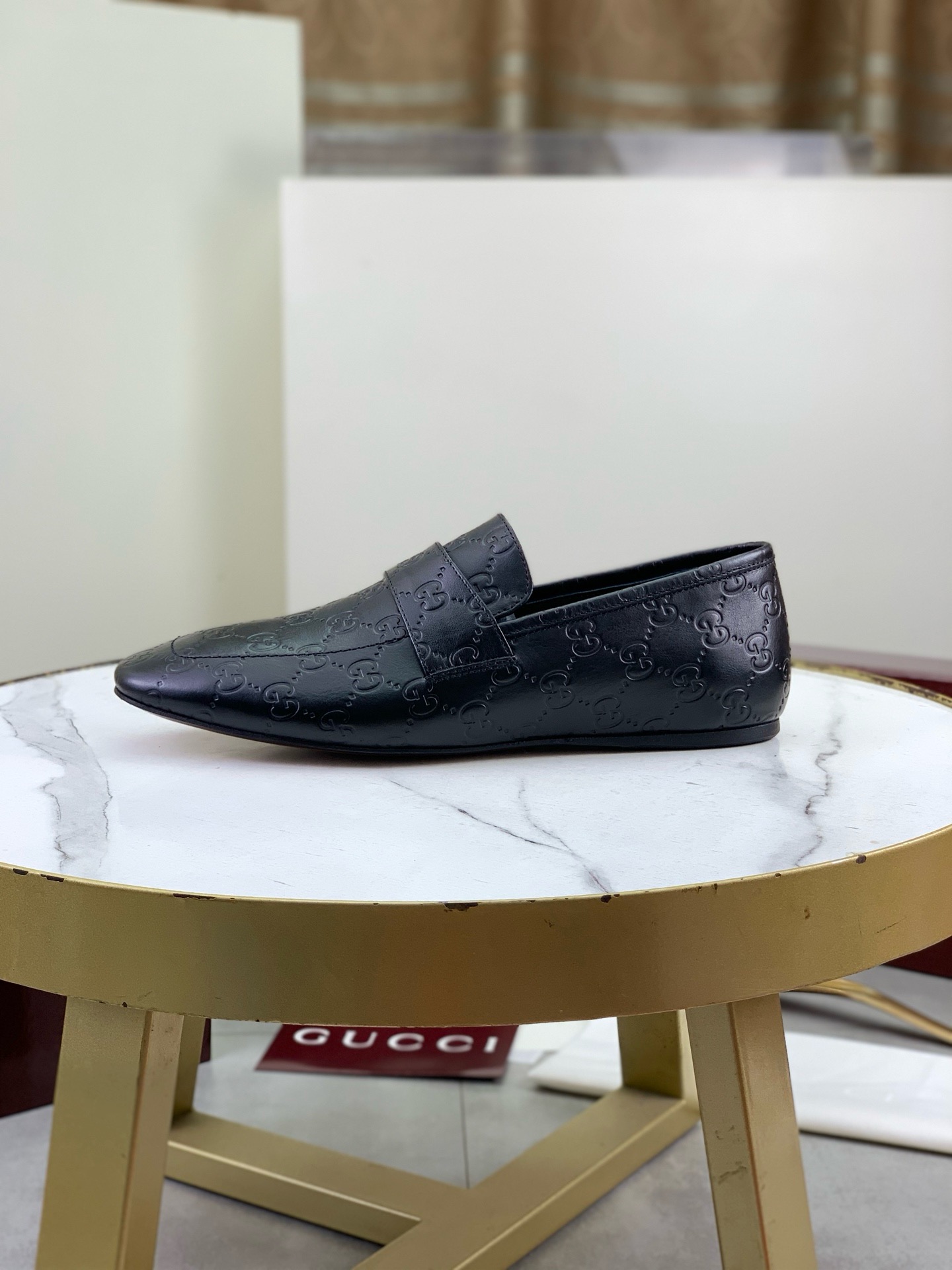NO:833888,GUCCI men's horsebit genuine leather outsole loafers, classic original double G fabric and soft calfskin, soft and low-key texture, slip-on design, easy to put on and take off, easy to control for daily commuting, leisure or business. Flat-bottom structure, comfortable to walk, not tired when worn for a long time. Retro British style, goes well with suits and jeans, it is a versatile and practical fashion item!  Color fabric, cowhide, size 39-45 (customized at 38.46),,gucci,loafers,jeans,business suit,cowhide,Leather soles19860909GUCCI男士马衔扣真皮大底乐福鞋,经典原版双G布料与柔软小牛皮,质感柔软低调,.一脚蹬设计,穿脱方便,日常通勤、休闲或商务都能轻松驾驭.平底结构,走路舒适,长时间穿也不累.复古英伦风,搭配西装、牛仔裤都很出彩,是百搭实用的时尚单品！ 颜色布料、牛皮 size39-45（38.46定制）,,gucci,loafers,jeans,business suit,cowhide,Leather soles,Men's shoes