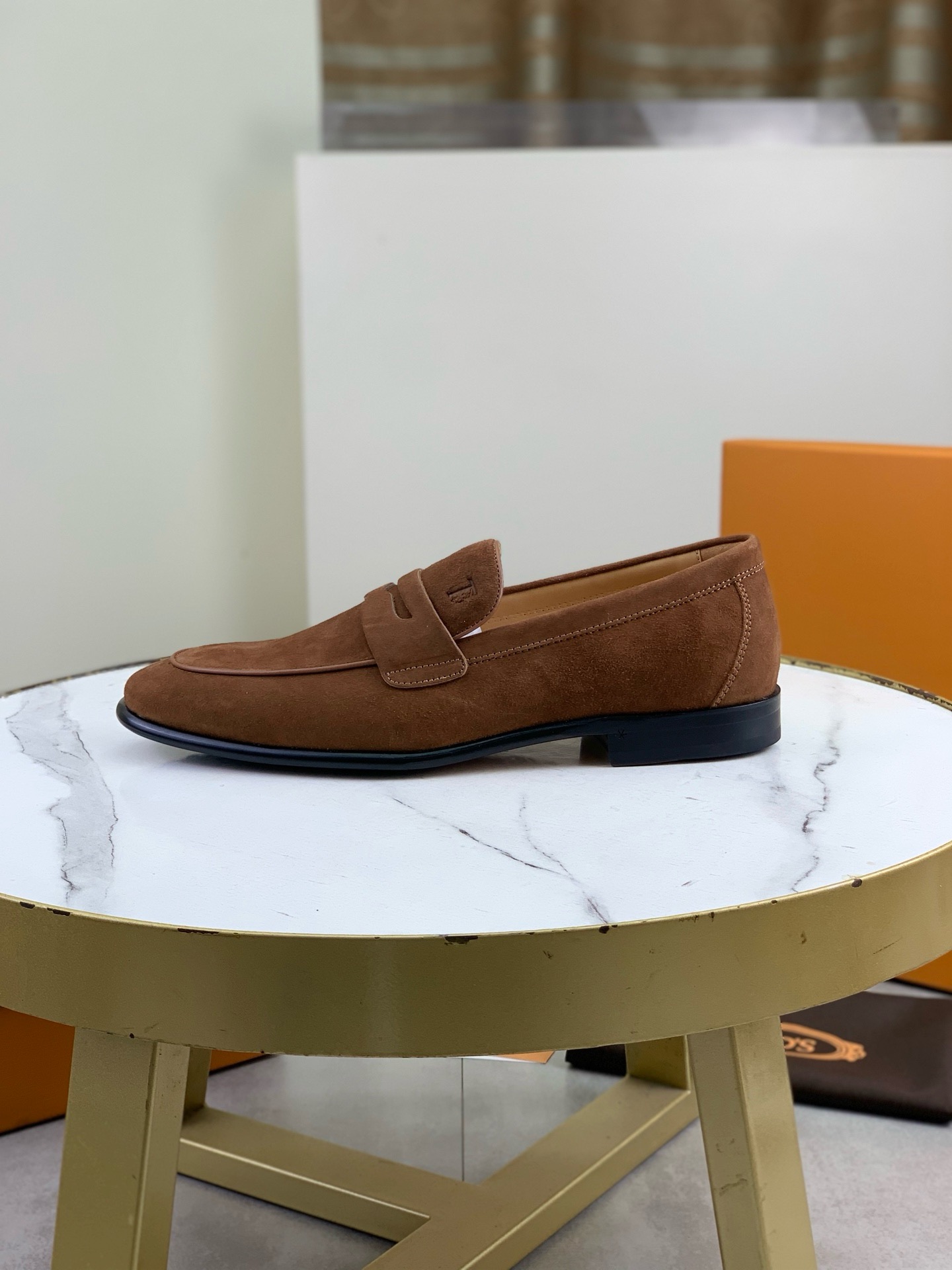 NO:851130,(Genuine leather outsole series) Top quality TODS [Tods] business leather shoes, 1:1 top purchasing quality, the uppers are imported from selected original fetal cow velvet cowhide, the inner foot pads are all made from imported original water-dyed cowhide, imported original custom-made Italian handmade genuine leather outsole, code number 39-44 (38 45 can be customized), Tod's,cowhide,Leather soles19860909（真皮大底系列）顶级品质 TODS【托德斯】商务皮鞋,1:1顶级代购品质,鞋面进口精选原版胎牛绒牛皮,内里垫脚均用进口原版水染牛皮,进口原版订制意大利手工真皮大底,码数39-44（38 45可以定做）,,Tod's,cowhide,Leather soles,Men's shoes
