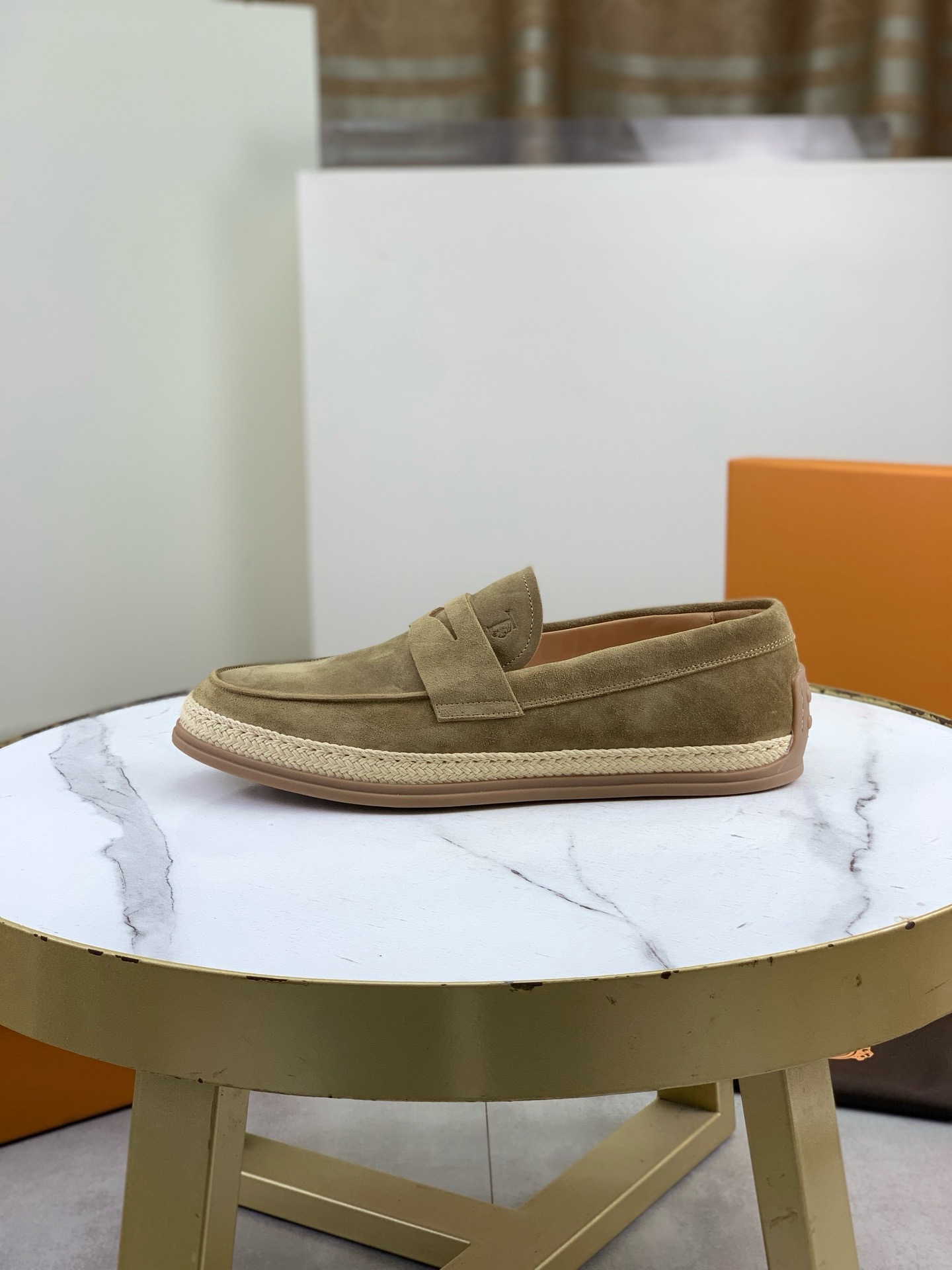 NO:851139,TOD’S/Tod’s new men’s loafers. These loafers are made of velvety soft suede leather, decorated with exquisite horizontal strips decorated with Tod’s letter printing. The oversized shoe opening is designed to be easy to put on and take off with one foot. It is equipped with hand-woven raffia piping and rubber beans. Tod’s silver letter trademark printed cowhide foot pads and native calf leather lining make it light, comfortable and breathable!  Comes with original box packaging!  Product code 82603-2 Color brown, blue Size 39-44 (38, 45 customized),,Tod's,loafers,cowhide19860909TOD’S/托德斯 新款男士乐福鞋 本款便鞋以丝绒般柔软的绒面皮革制成,饰以精巧的横条装饰Tod's字母印花,超大鞋口设计,一脚蹬穿脱方便,搭配手工编织拉菲草嵌边和橡胶豆豆,Tod‘s 烫银字母商标印花牛皮脚垫、本蒅小牛皮内里,上脚轻便舒适透气！配原盒包装！ 产品代码82603-2 颜色棕色、兰色 尺码39-44（38、45订做）,,Tod's,loafers,cowhide,Men's shoes