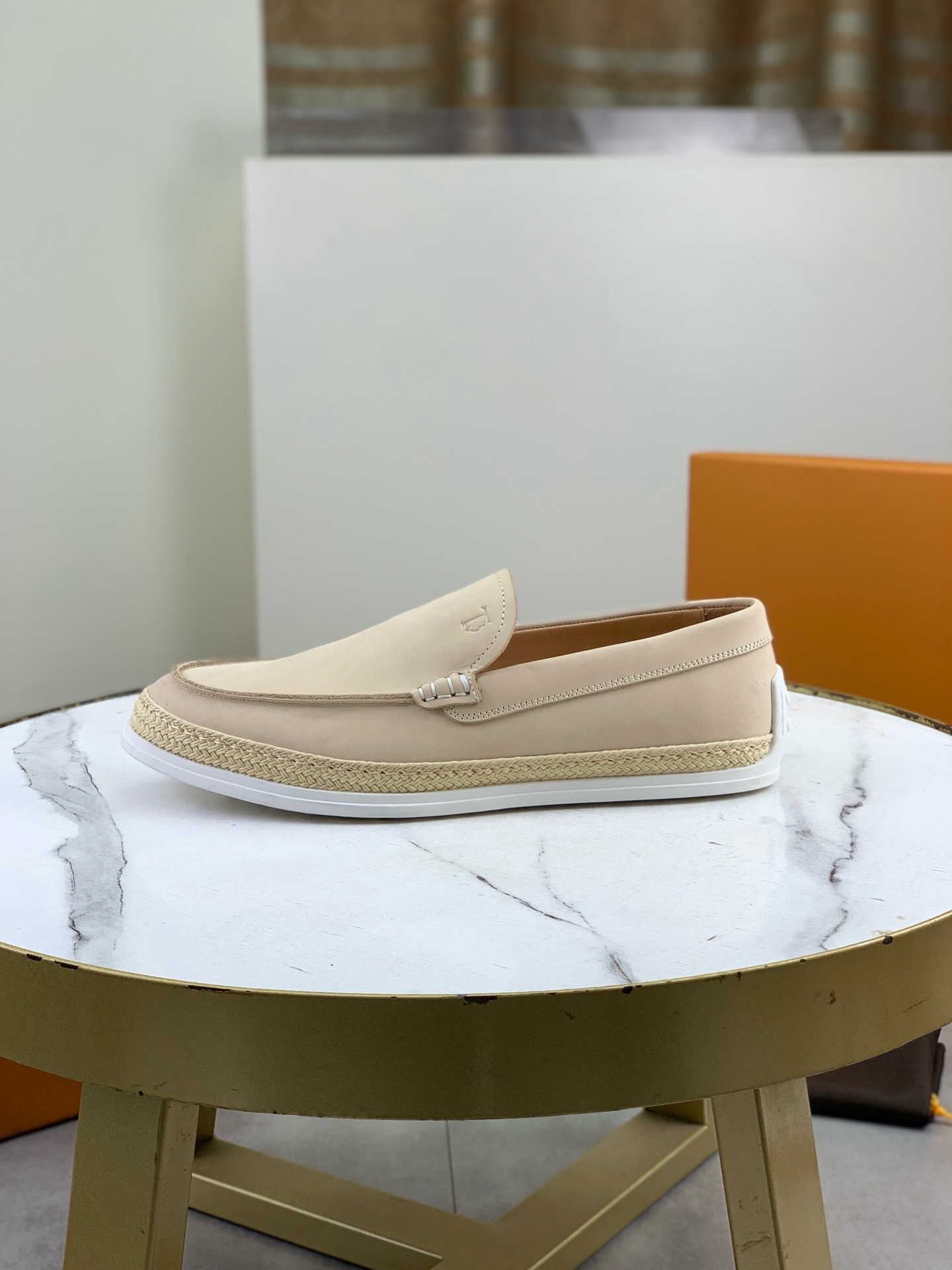 NO:851149,TOD’S/Tod’s new men’s loafers. These loafers are made of velvety soft suede leather and imported grained calfskin. They have an oversized shoe opening and are easy to put on and take off with one foot. They are equipped with hand-woven raffia piping and rubber beans. Tod’s silver letter trademark printed cowhide foot pads and native calf leather lining make it light, comfortable and breathable!  Comes with original box packaging!  Product code 82603-1 Color light khaki, blue Size 39-44 (38, 45 customized),,Tod's,loafers,cowhide19860909TOD’S/托德斯 新款男士乐福鞋 本款便鞋以丝绒般柔软的绒面皮革和进口粒面小牛皮制成,超大鞋口设计,一脚蹬穿脱方便,搭配手工编织拉菲草嵌边和橡胶豆豆,Tod‘s 烫银字母商标印花牛皮脚垫、本蒅小牛皮内里,上脚轻便舒适透气！配原盒包装！ 产品代码82603-1 颜色浅卡其色、蓝色 尺码39-44（38、45订做）,,Tod's,loafers,cowhide,Men's shoes