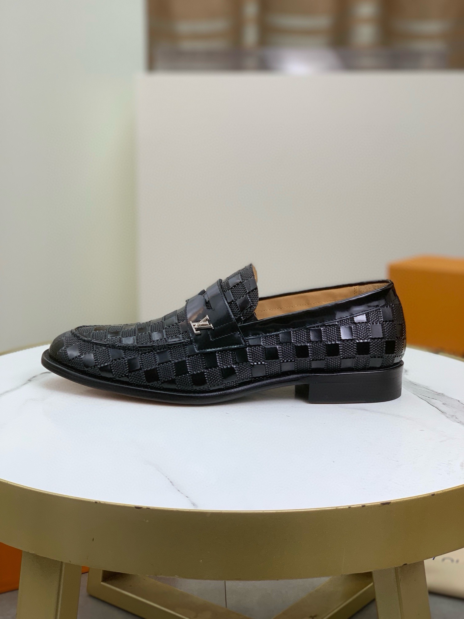 NO:851171,Top quality (genuine leather outsole series) [LOUlS VUlTTON] Louis Vuitton business leather shoes, 1:1 top purchasing quality, the upper is made of imported selected original open-beaded calfskin embossed with embellished LV metal buckles, simple and elegant, the inner feet are made of imported original water-dyed cowhide, imported original custom-made Italian handmade genuine leather outsole, color, calfskin, open-beaded code number 39-44 (38 and 45 can be customized),,louis  vuitton,louis vuitton,cowhide,Leather soles19860909顶级品质（真皮大底系列）【LOUlS VUlTTON】路易威登商务皮鞋,1:1顶级代购品质,鞋面进口精选原版开边珠小牛皮压花制作配点缀LV金属扣简约大气,内里垫脚均用进口原版水染牛皮,进口原版订制意大利手工真皮大底, 颜色、小牛皮、开边珠 码数39-44（38 45可以定做）,,louis vuitton,louis vuitton,cowhide,Leather soles,Men's shoes
