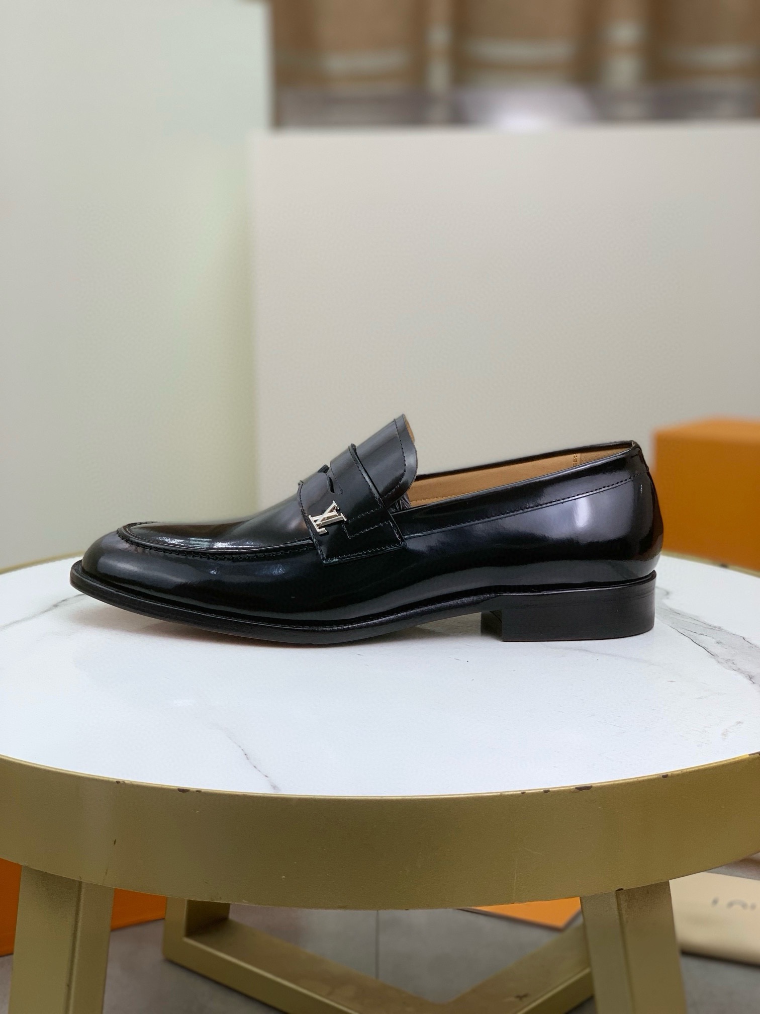 NO:851181,Top quality (genuine leather outsole series) [LOOUlS VUlTTON] Louis Vuitton business leather shoes, 1:1 top purchasing quality, the uppers are made of selected original open-beaded calfskin with embellished LV metal buckles, simple and elegant, the inner feet are made of imported original water-dyed cowhide, imported original custom-made Italian handmade genuine leather outsole, color, calfskin, open-beaded code number 39-44 (38 and 45 can be customized),, louis  vuitton,louis vuitton,cowhide,Leather soles19860909顶级品质（真皮大底系列）【LOUlS VUlTTON】路易威登商务皮鞋,1:1顶级代购品质,鞋面进口精选原版开边珠小牛皮配点缀LV金属扣简约大气制作,内里垫脚均用进口原版水染牛皮,进口原版订制意大利手工真皮大底, 颜色、小牛皮、开边珠 码数39-44（38 45可以定做）,,louis vuitton,louis vuitton,cowhide,Leather soles,Men's shoes