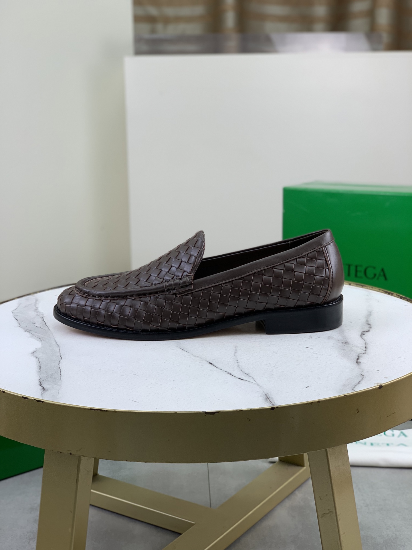 NO:852538,Top quality (genuine leather outsole series) BOTTEGA VENETA official website synchronizes the latest model, the highest version of BV business leather shoes in the market, accept material comparison, shoe type comparison, process comparison, practical and textured, versatile, suitable for any occasion, the more you look at it, the more flavor you get. Pure hand-woven crafts - Upper material, imported original hand-woven calfskin - High-quality water-dyed cowhide inside - Original private model custom-made handmade leather outsole -Size female 35-39 (34  40 customized) Male 39-44 (38 45 customized) Comes with original BV green box, full set of packaging.,,bottega veneta,bottega veneta,cowhide,Leather soles19860909顶级品质（真皮大底系列） BOTTEGA VENETA官网同步最新款 顶级版市场最高版本的BV商务皮鞋, 接受材质对比 鞋型对比 工艺对比 实用又有质感·百搭适用任何场合、越看越有味道.纯手工编织工艺 -鞋面材质,进口原版手工编织小牛皮 -内里优质水染牛皮 -原版私模定制手工真皮大底 -Size女35-39（34 40定做）男39-44（38 45定做） 配原版BV绿盒,全套包装.,,bottega veneta,bottega veneta,cowhide,Leather soles,Men's shoes