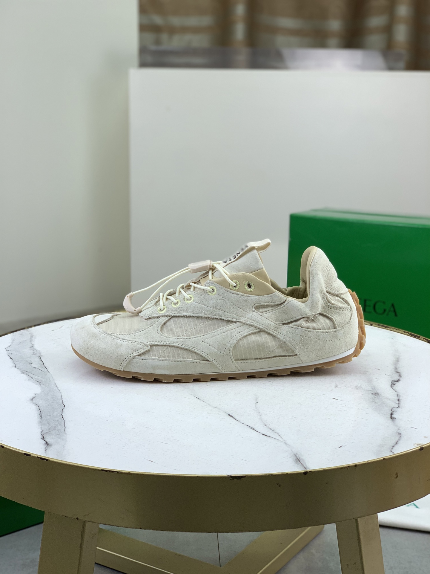 NO:852615,Top quality BOTTEGA VENETA official website synchronizes the latest model, the highest version of the BV high-top casual shoes in the market, accept material comparison, shoe type comparison, process comparison, practical and textured, versatile, suitable for any occasion, the more you look at it, the more flavorful it becomes. Pure hand-woven crafts - Upper material, imported original braided calfskin - High-quality water-dyed cowhide inside - Original private model customized outsole -Size male 39-44 (38 45 46 customized)  Comes with original BV green box, complete packaging.,,bottega veneta,bottega veneta,cowhide19860909顶级品质 BOTTEGA VENETA官网同步最新款 顶级版市场最高版本的BV高帮休闲鞋, 接受材质对比 鞋型对比 工艺对比 实用又有质感·百搭适用任何场合、越看越有味道.纯手工编织工艺 -鞋面材质,进口原版编制小牛皮 -内里优质水染牛皮 -原版私模定制大底 -Size男39-44（38 45 46定做） 配原版BV绿盒,全套包装.,,bottega veneta,bottega veneta,cowhide,Men's shoes