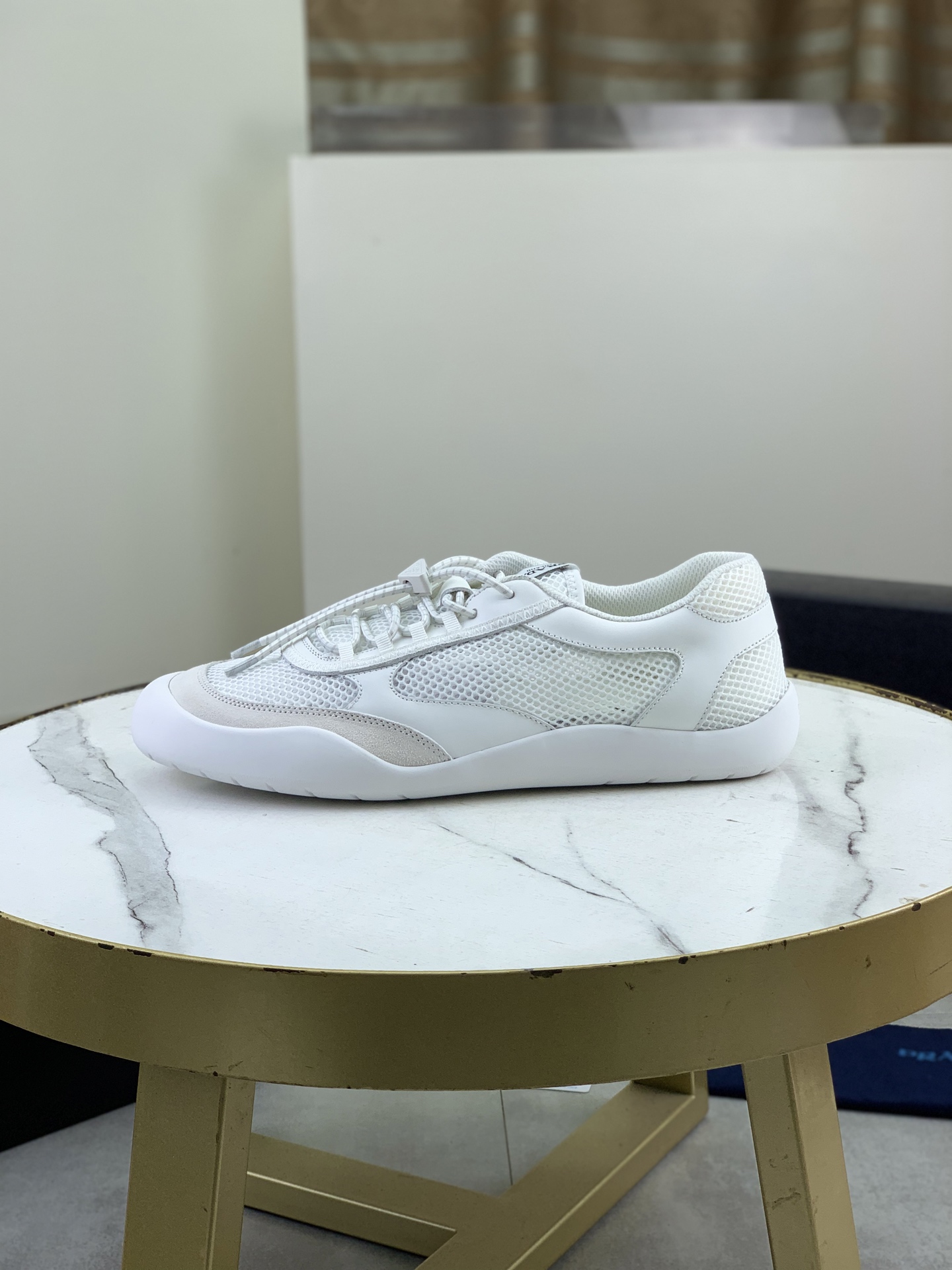 NO:852608,Top version original order PRADA Prada's new casual sports shoes. Original purchase and development. Prada men's classic series. Technical breathable fabrics with cowhide. Casual sports shoes. Casual sports dad shoes combine high-tech breathable materials with cowhide. P's exclusive button decoration on the side. The outsole is full of P italic design and bright colors to show vitality and continue the brand design inspiration. Walking lightly in the city, feel unrestrained and comfortable. Beautiful packaging at the delivery counter. Fabric original custom calfskin.  Lined with cowhide, lining with cowhide feet, outsole made of PU+TPU material, size men's 39-44 (38 45 can be customized), multiple colors available, prada, prada, sneakers, cowhide19860909顶级版本 原单 PRADA 普拉达新款休闲运动鞋 原版购入开发 做货 普拉达家男士经典系列 科技透气面料搭配牛皮 休闲运动鞋 休闲之履运动老爹鞋结合高科技透气材质与牛皮,侧面P家专属纽扣装饰 大底满满P斜体设计和鲜艳色彩展现活力,延续品牌设计灵感.轻盈漫步都市,感受无拘舒适. 配送专柜精美包装 面料原版定制小牛皮 内里牛皮内里牛皮垫脚 大底开模抽空PU+TPU材质 Size 男款39-44（38 45可以定做） 多款颜色可选,,prada,prada,sneakers,cowhide,Men's shoes